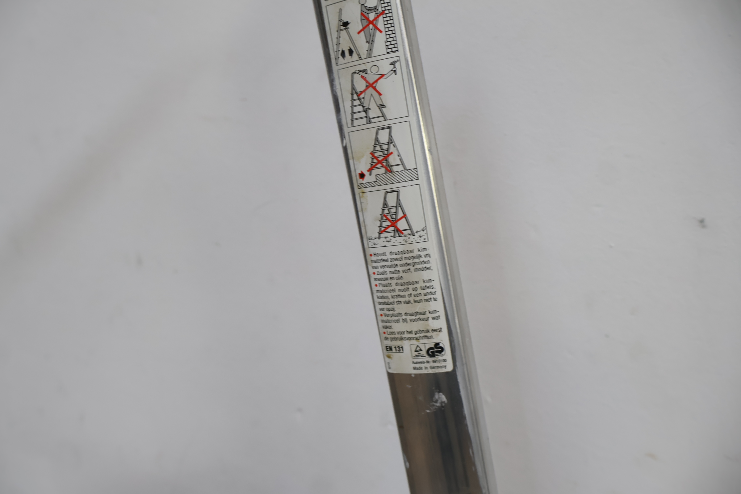 Opvouwbare metalen trapladder met vier treden – foto 6 – kavel bij GSD Auctions, Zoeterwoude