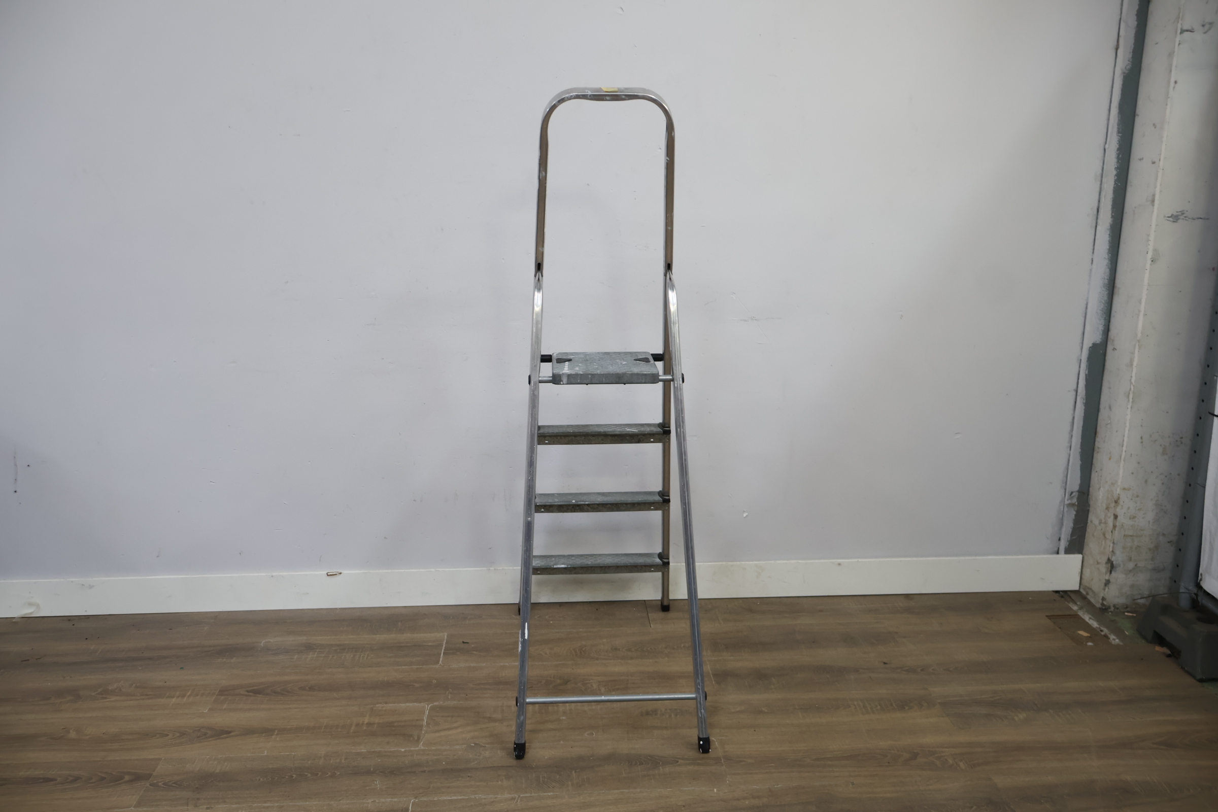 Opvouwbare metalen trapladder met vier treden – foto 7 – kavel bij GSD Auctions, Zoeterwoude