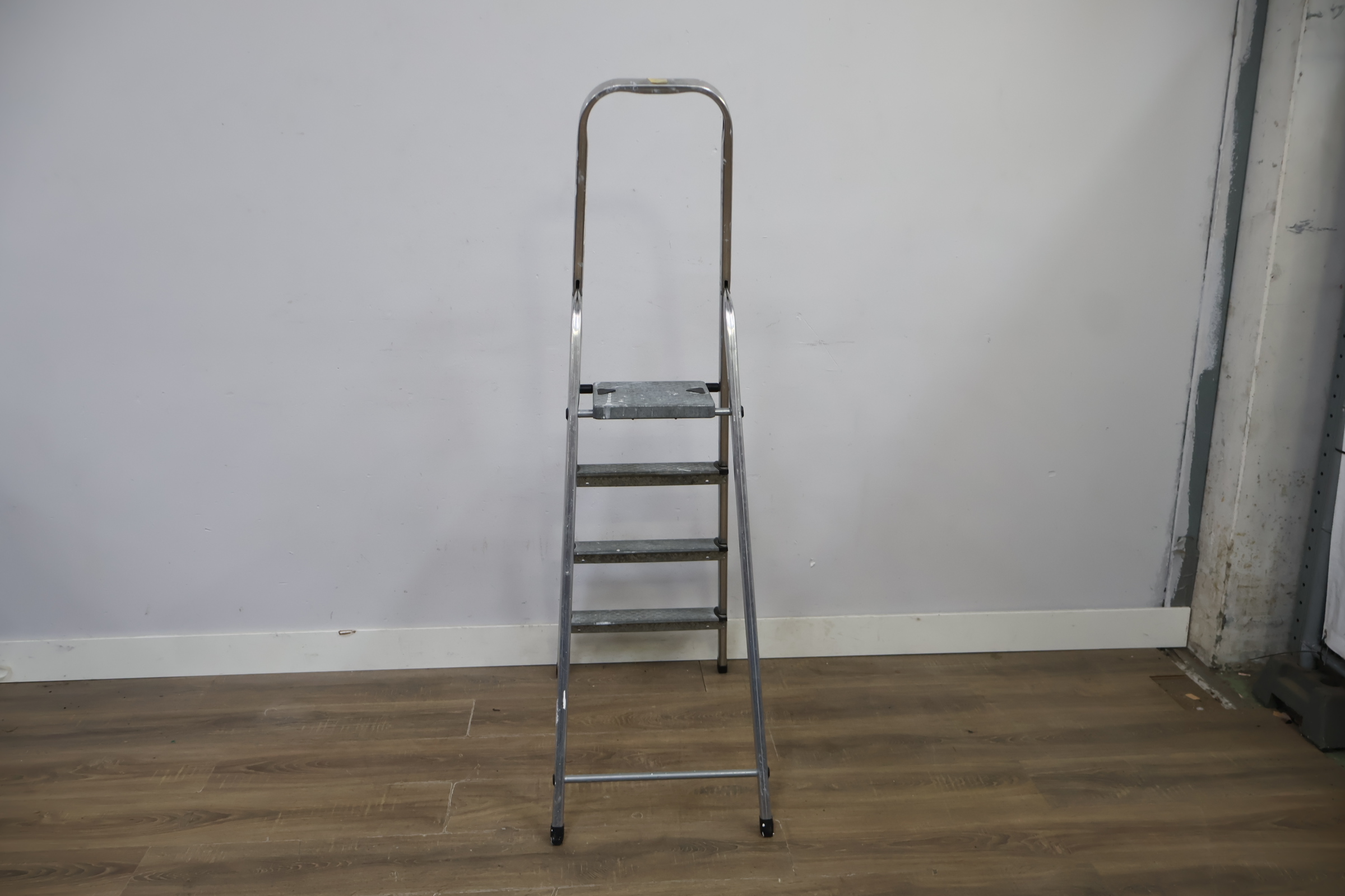Opvouwbare metalen trapladder met vier treden – foto 8 – kavel bij GSD Auctions, Zoeterwoude