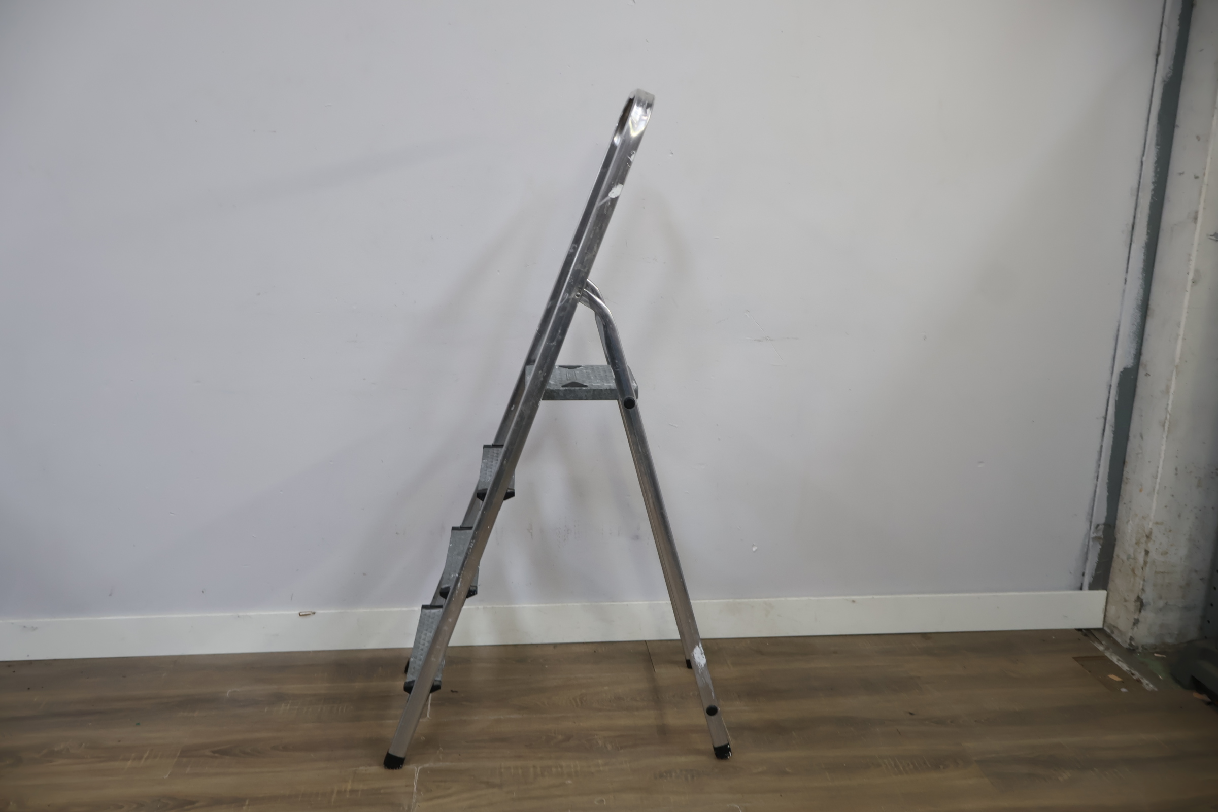 Opvouwbare metalen trapladder met vier treden – foto 9 – kavel bij GSD Auctions, Zoeterwoude