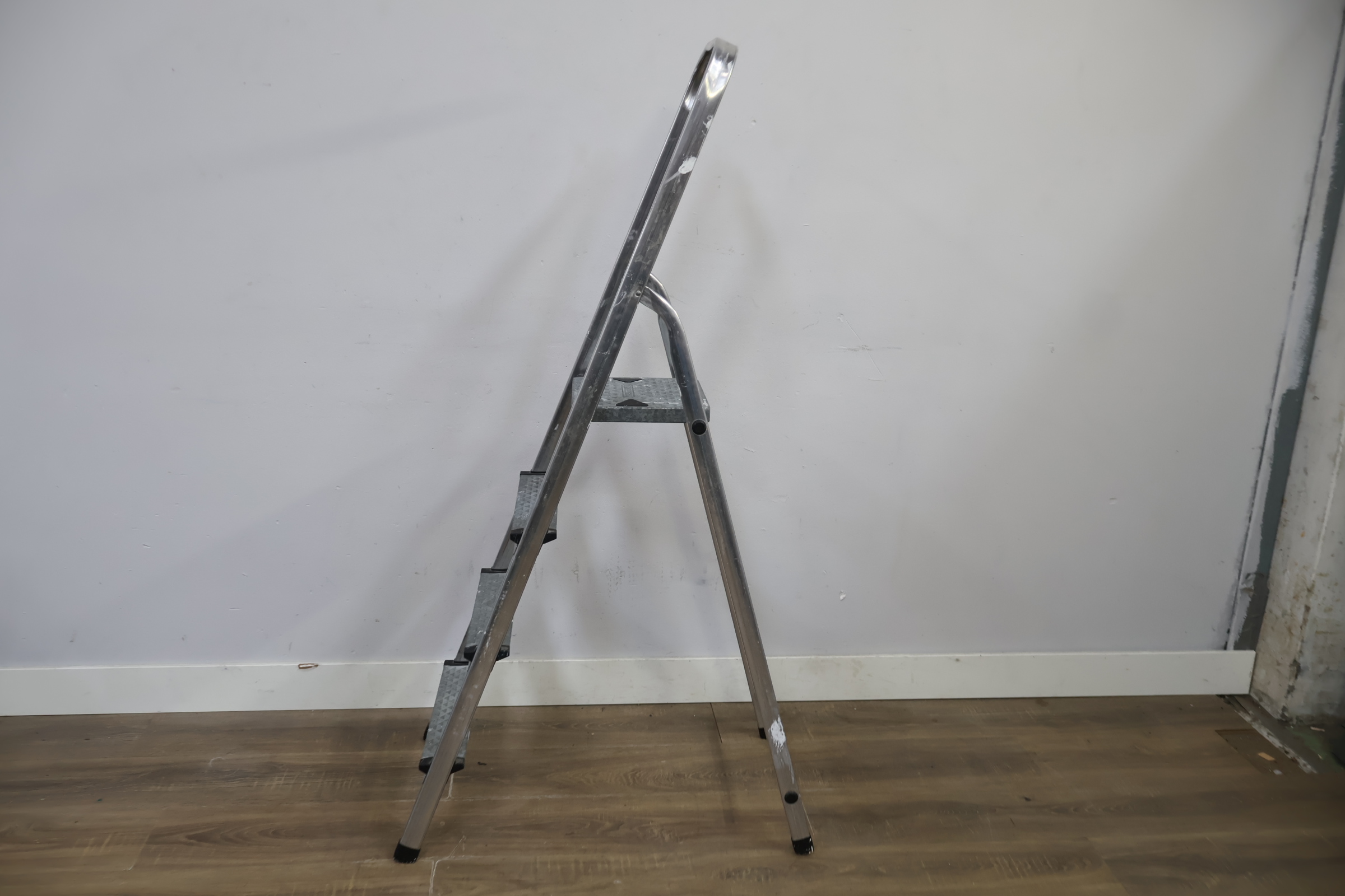 Opvouwbare metalen trapladder met vier treden – foto 10 – kavel bij GSD Auctions, Zoeterwoude