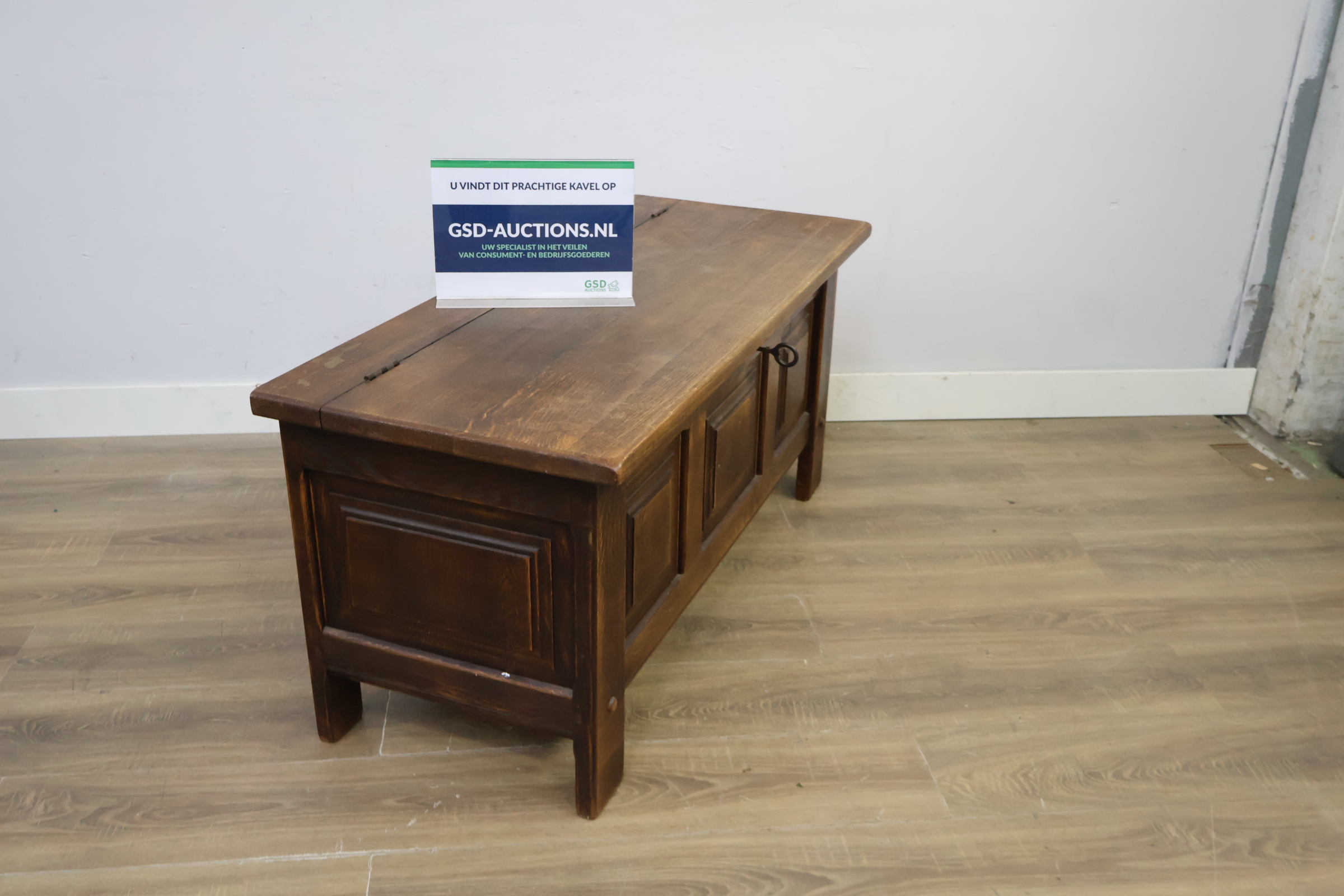 Donkere houten opbergkist met panelen – foto 2 – kavel bij GSD Auctions, Zoeterwoude