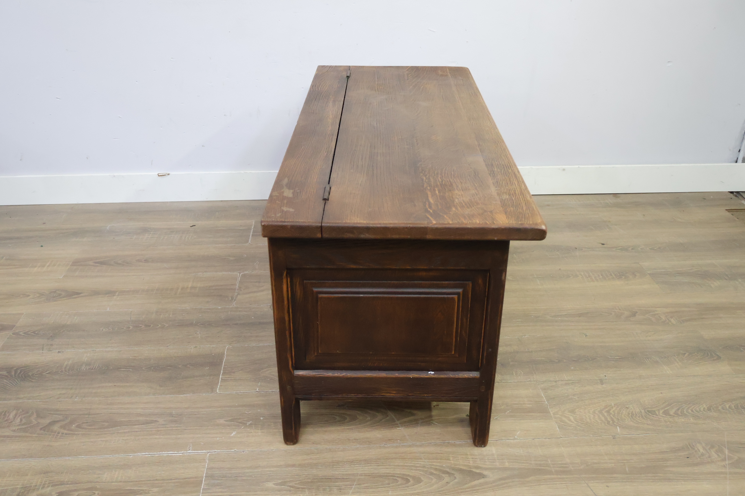 Donkere houten opbergkist met panelen – foto 3 – kavel bij GSD Auctions, Zoeterwoude