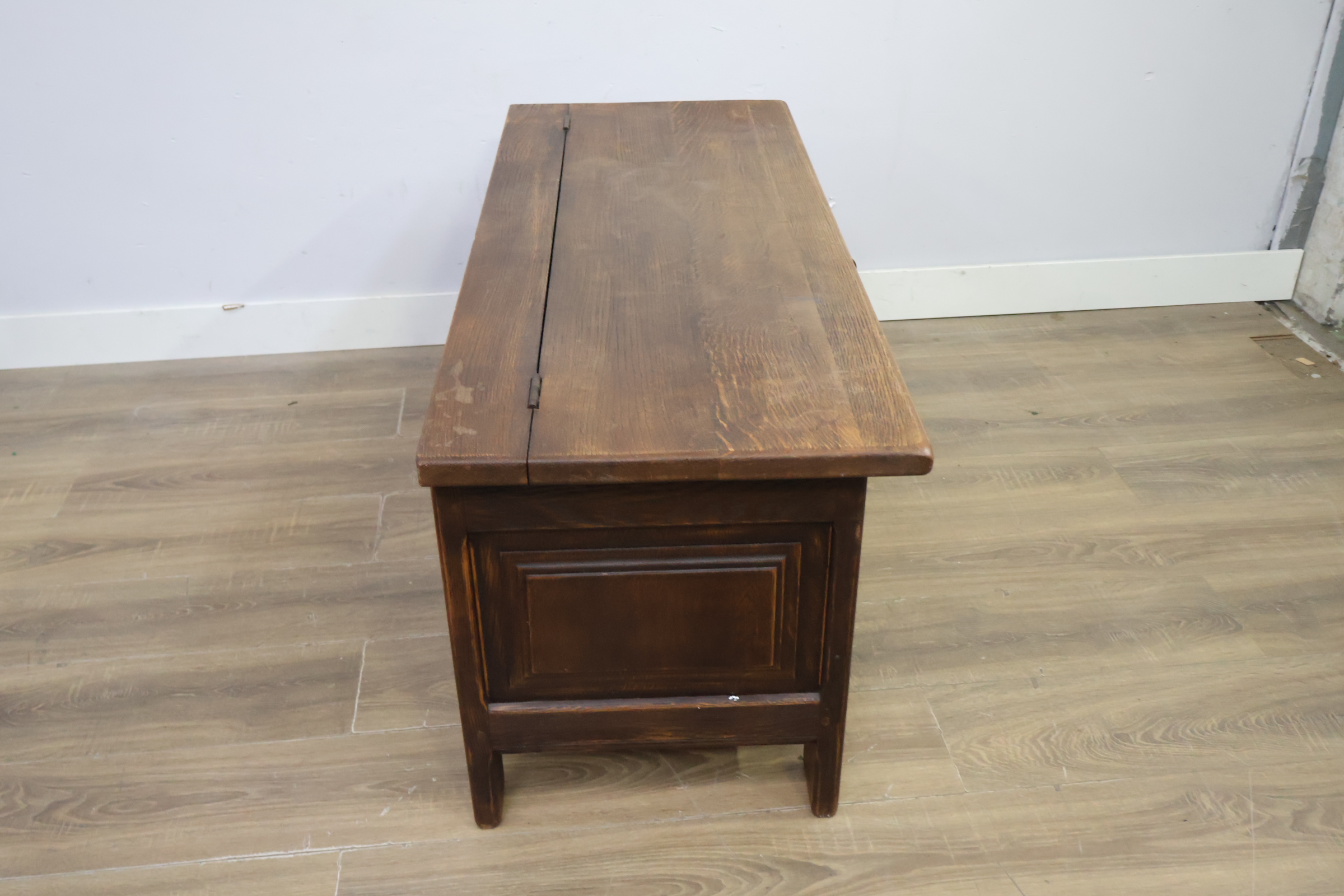 Donkere houten opbergkist met panelen – foto 4 – kavel bij GSD Auctions, Zoeterwoude