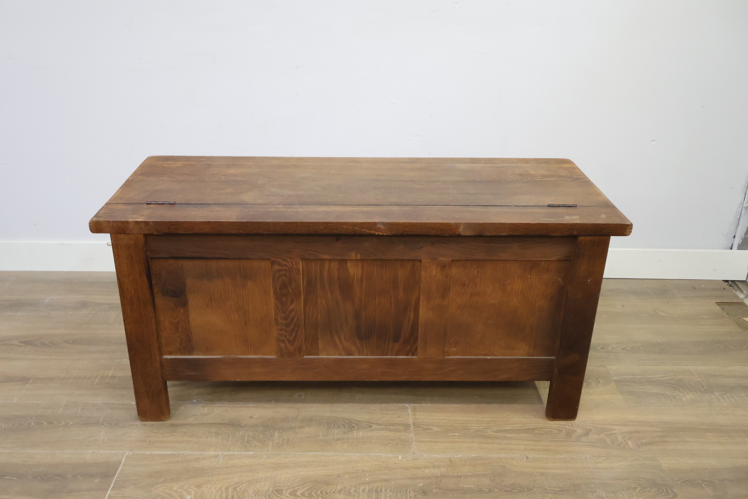 Donkere houten opbergkist met panelen – foto 5 – kavel bij GSD Auctions, Zoeterwoude