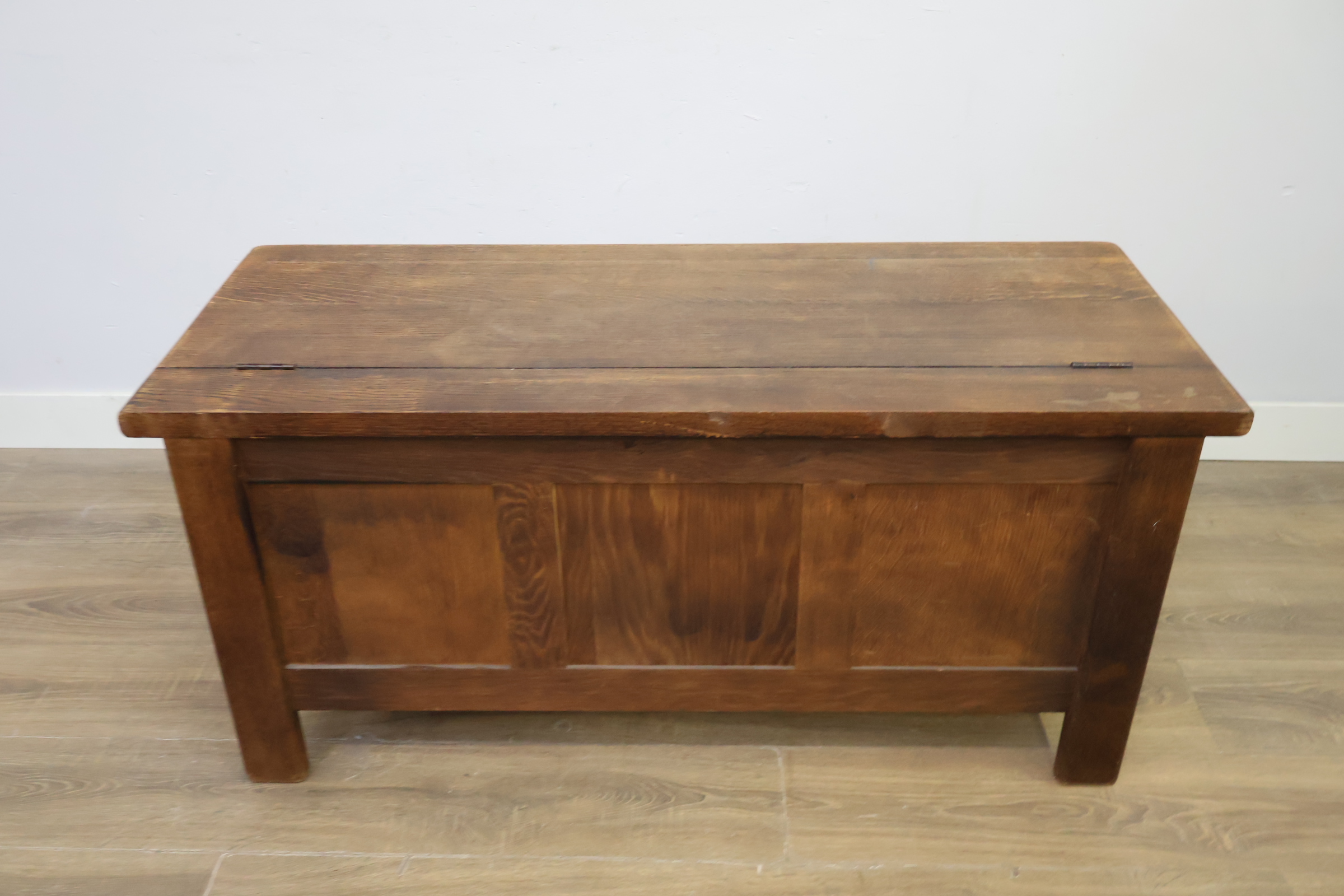 Donkere houten opbergkist met panelen – foto 6 – kavel bij GSD Auctions, Zoeterwoude