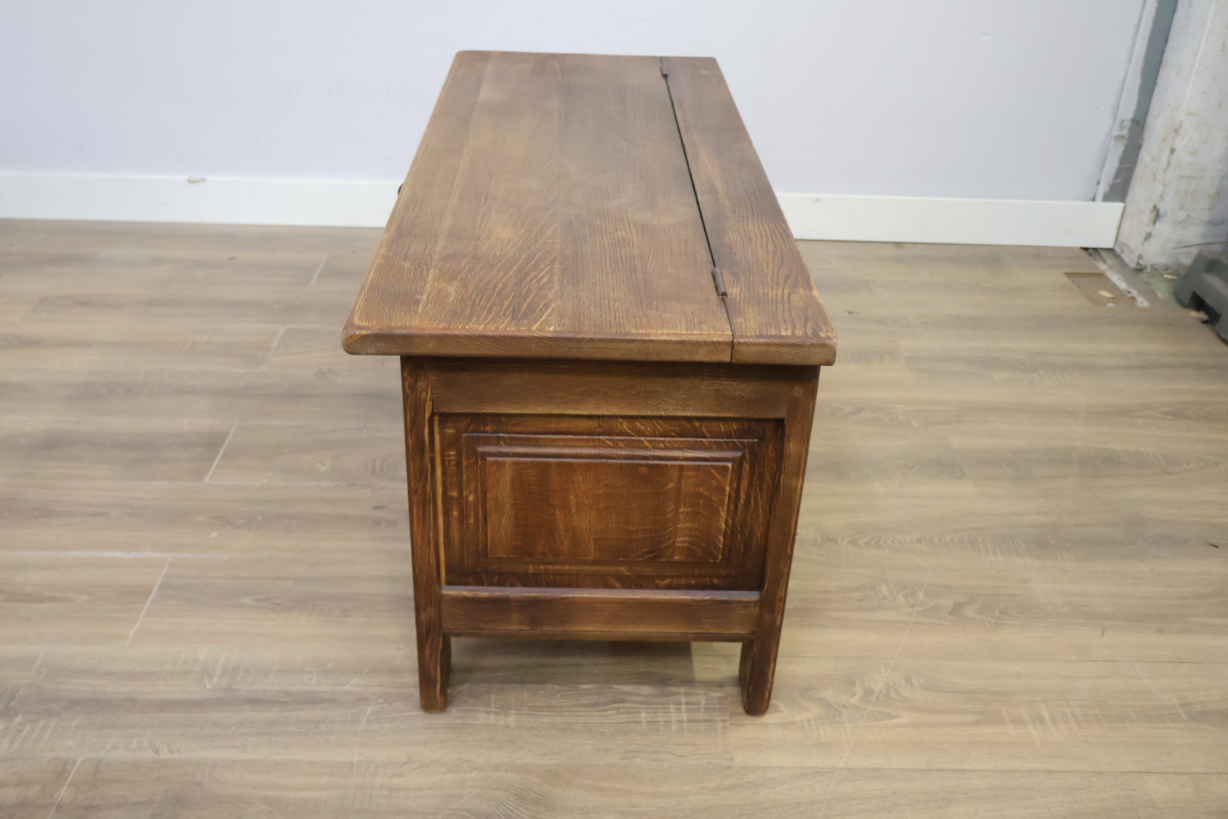 Donkere houten opbergkist met panelen – foto 7 – kavel bij GSD Auctions, Zoeterwoude