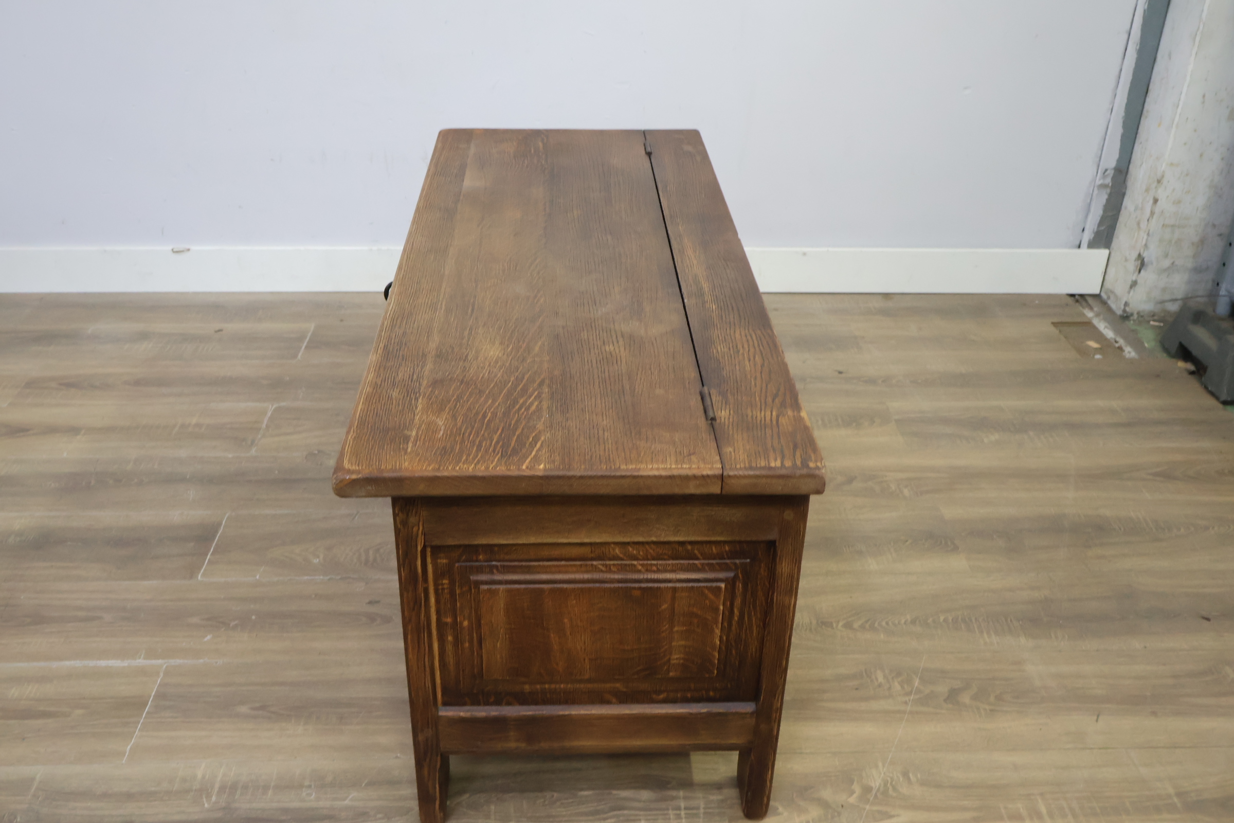 Donkere houten opbergkist met panelen – foto 8 – kavel bij GSD Auctions, Zoeterwoude