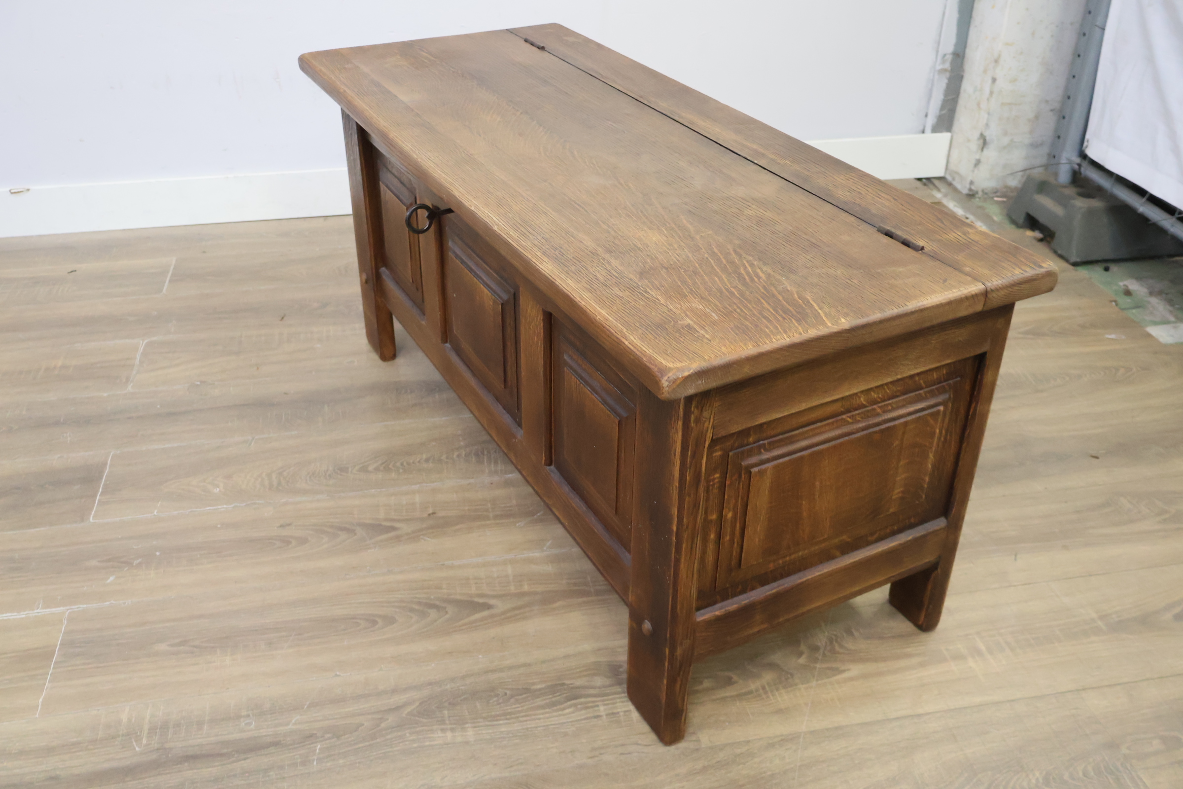 Donkere houten opbergkist met panelen – foto 10 – kavel bij GSD Auctions, Zoeterwoude