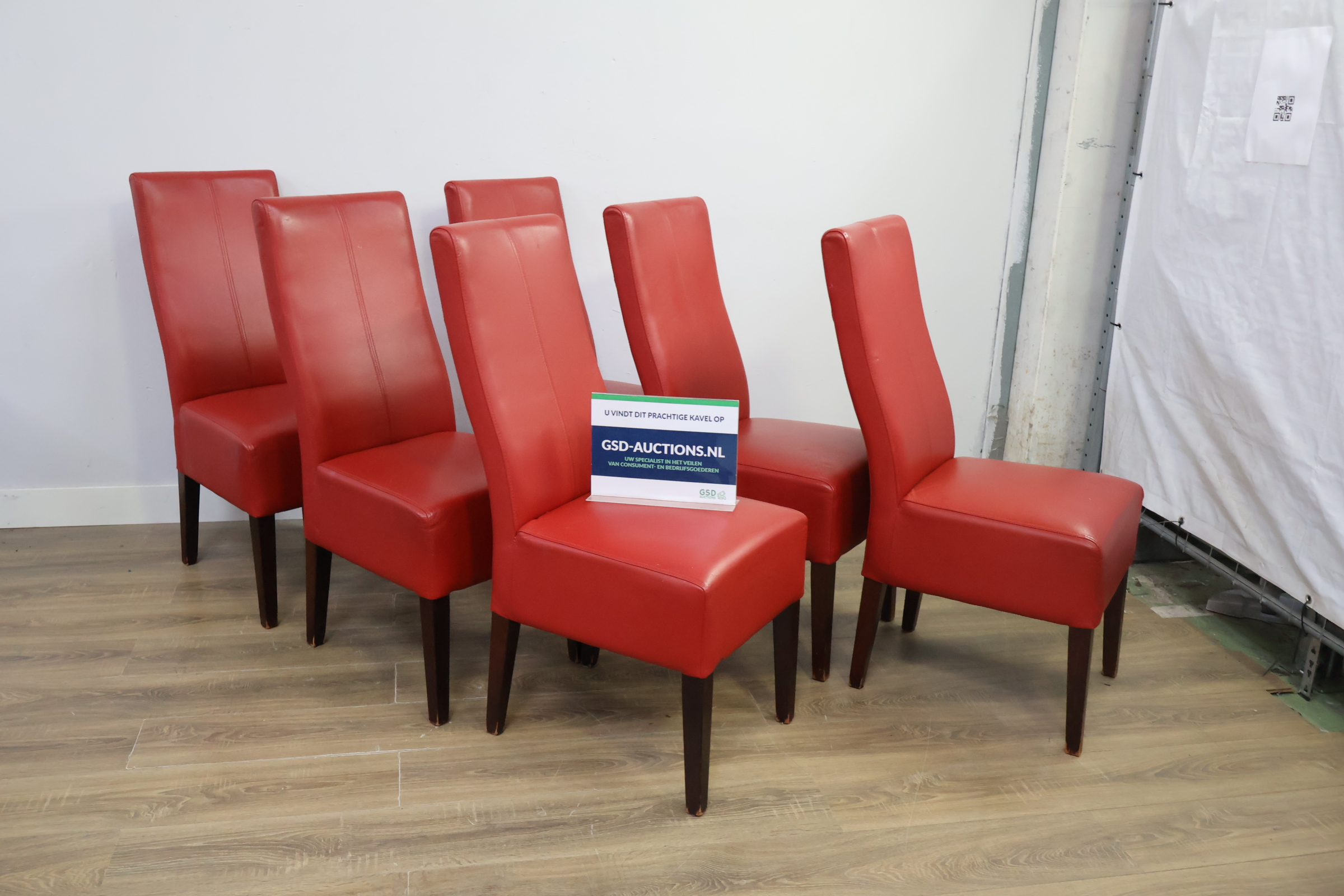 Set van 6 rode eetkamerstoelen – kavel bij GSD Auctions, Zoeterwoude