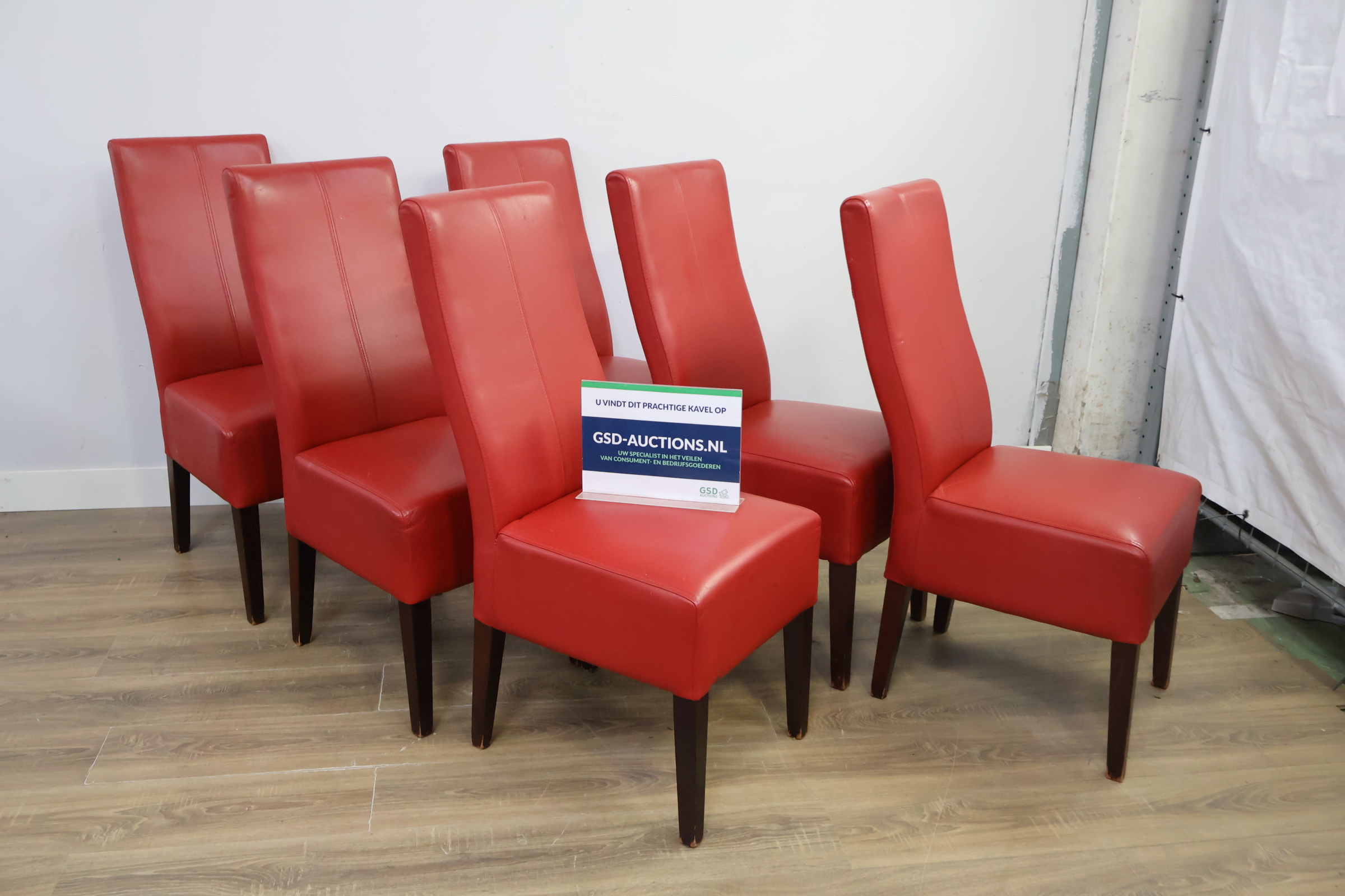 Set van 6 rode eetkamerstoelen – foto 2 – kavel bij GSD Auctions, Zoeterwoude