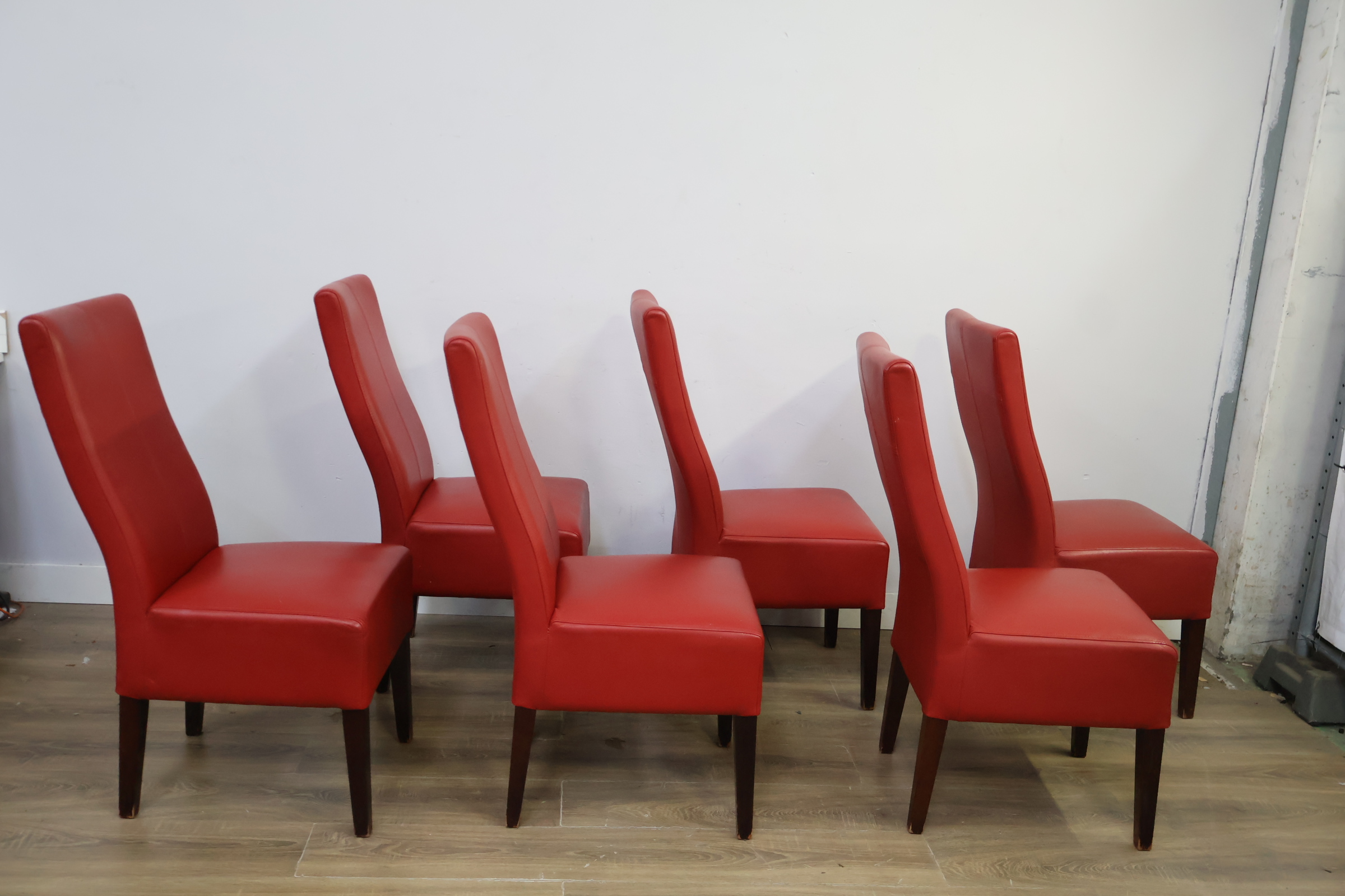 Set van 6 rode eetkamerstoelen – foto 4 – kavel bij GSD Auctions, Zoeterwoude