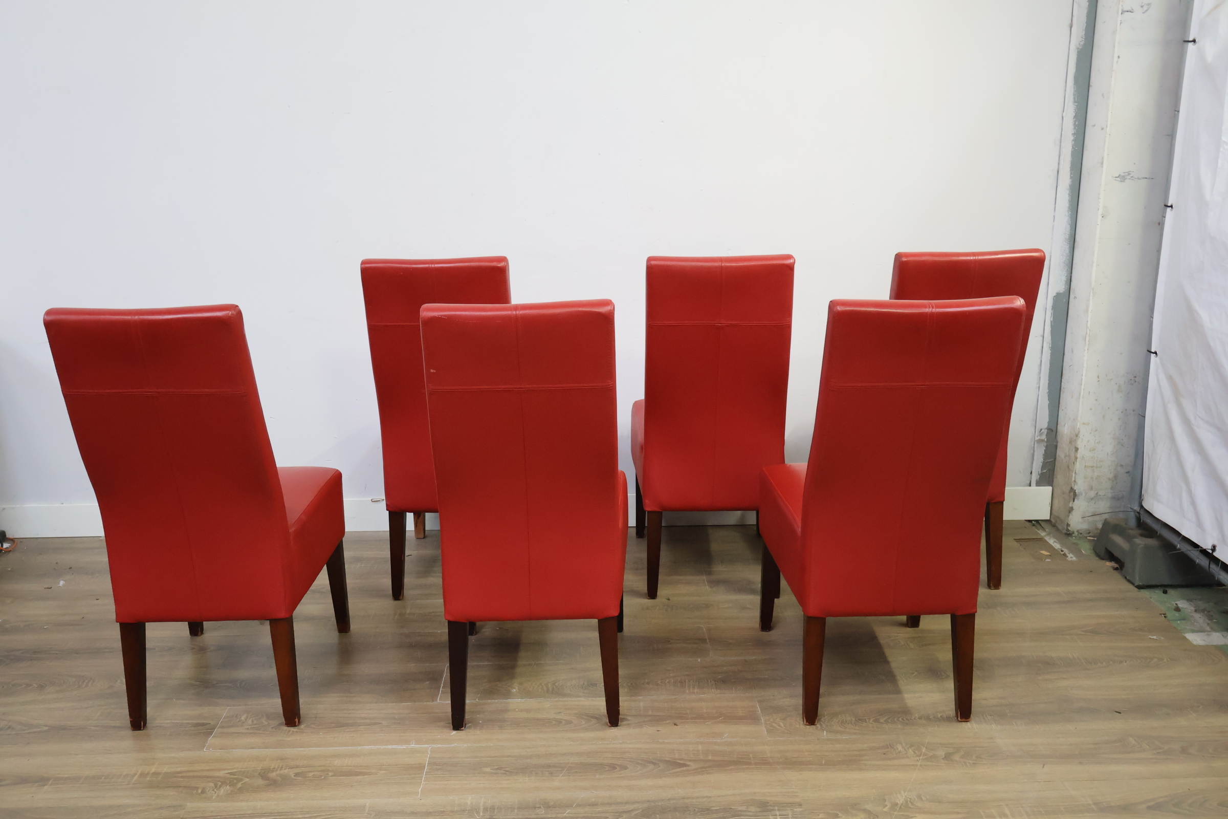 Set van 6 rode eetkamerstoelen – foto 6 – kavel bij GSD Auctions, Zoeterwoude