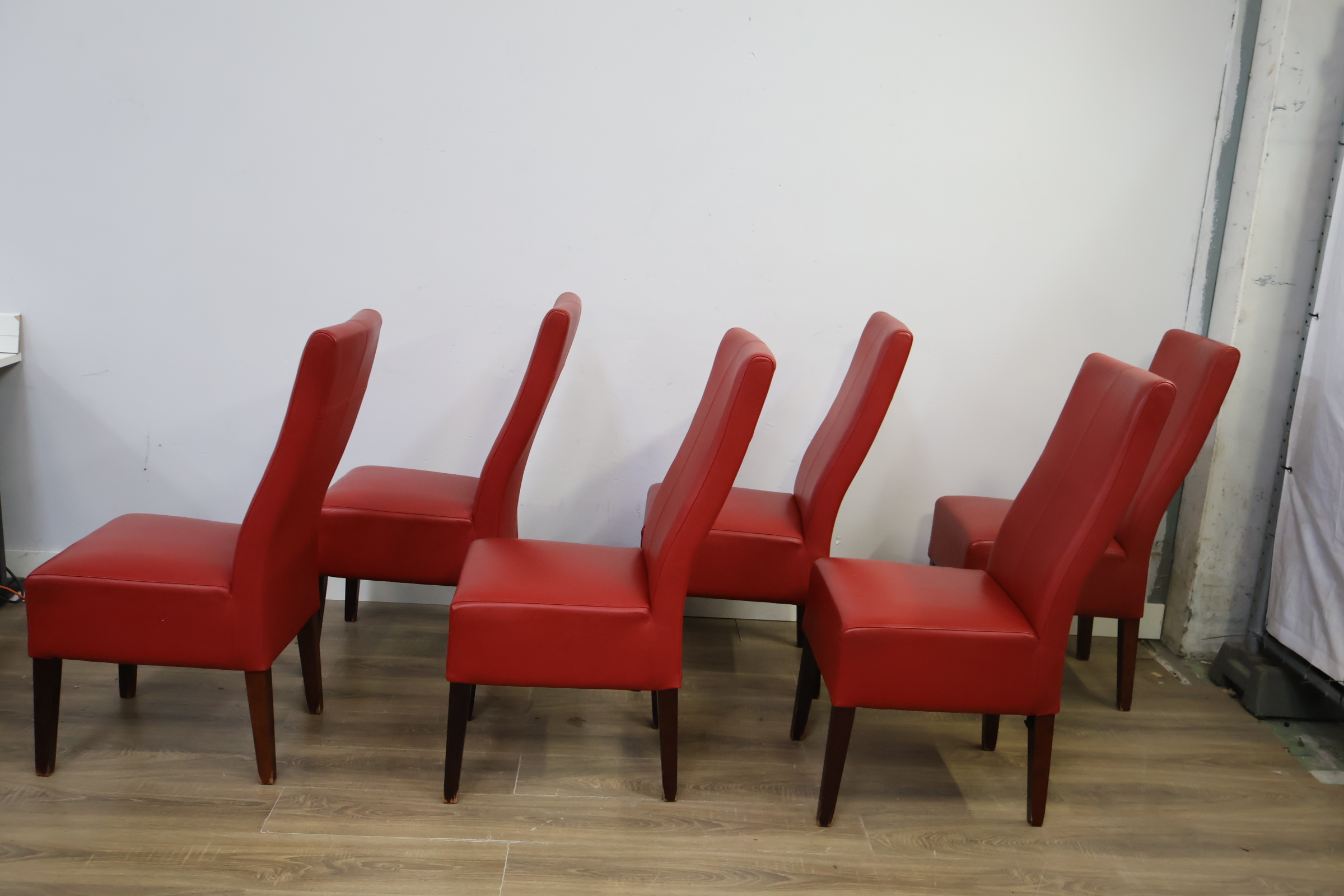 Set van 6 rode eetkamerstoelen – foto 7 – kavel bij GSD Auctions, Zoeterwoude
