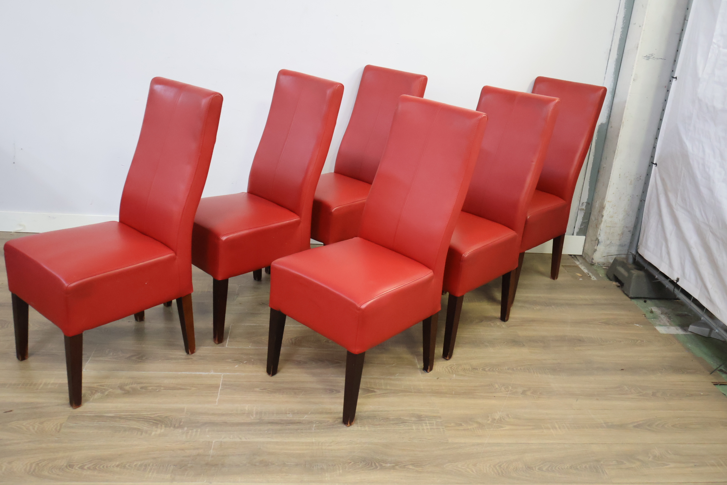 Set van 6 rode eetkamerstoelen – foto 10 – kavel bij GSD Auctions, Zoeterwoude