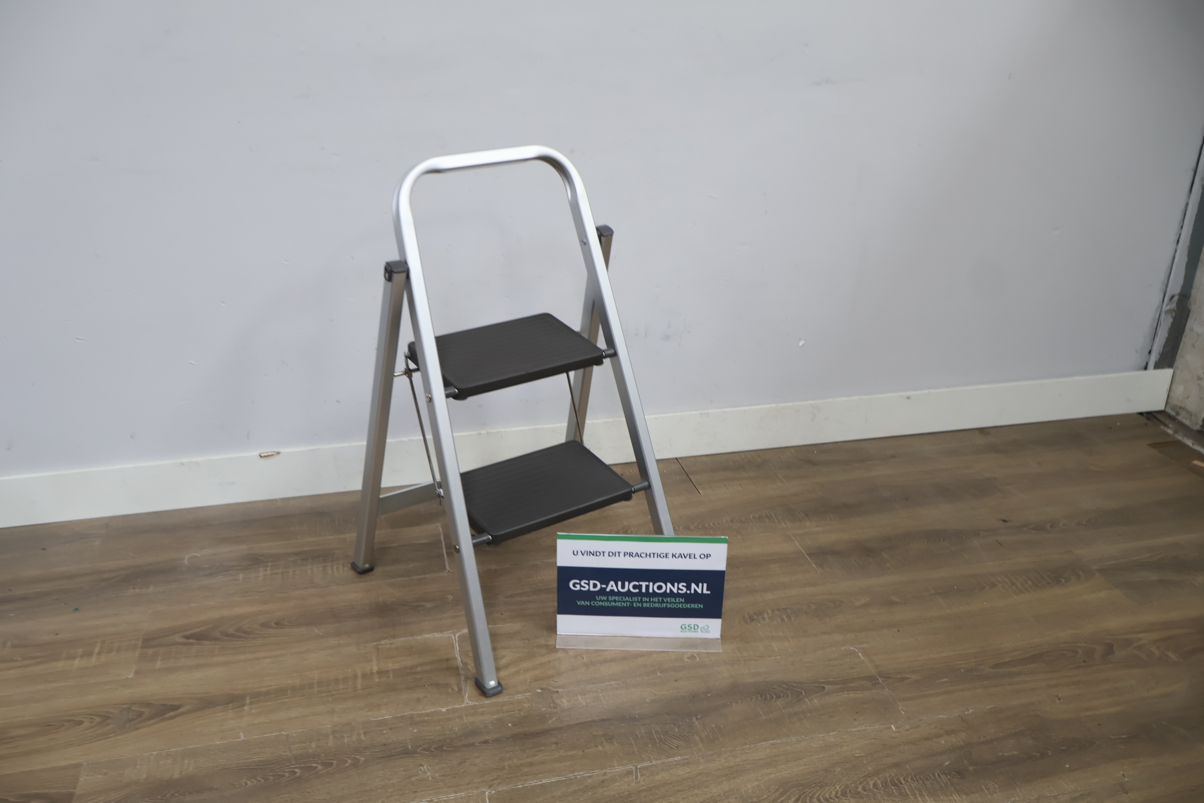 Aluminium trapladder met 2 treden – foto 2 – kavel bij GSD Auctions, Zoeterwoude