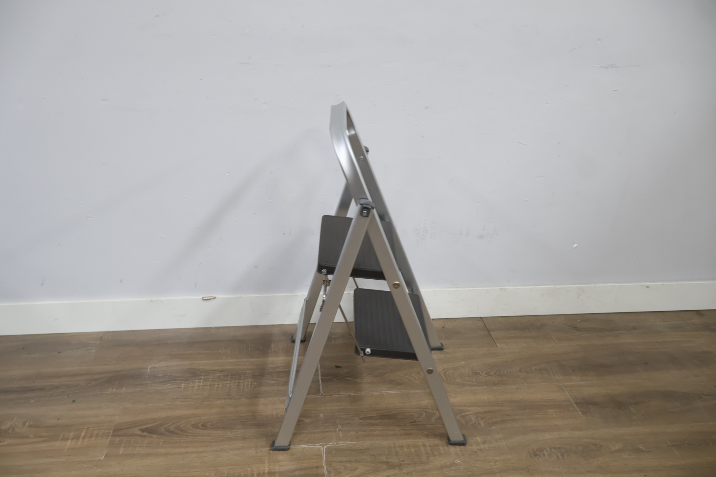 Aluminium trapladder met 2 treden – foto 3 – kavel bij GSD Auctions, Zoeterwoude
