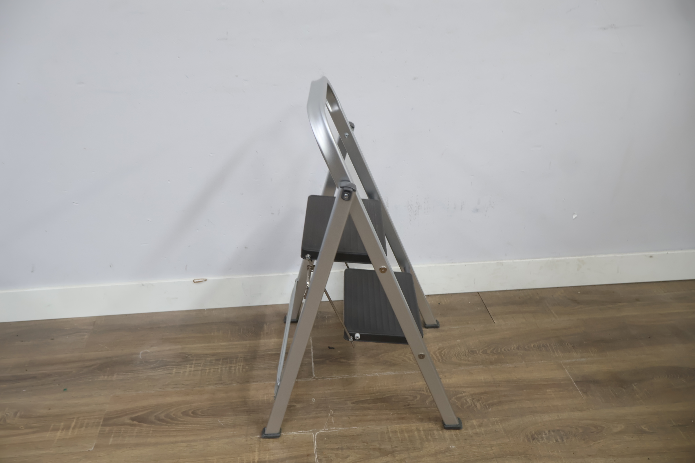 Aluminium trapladder met 2 treden – foto 4 – kavel bij GSD Auctions, Zoeterwoude