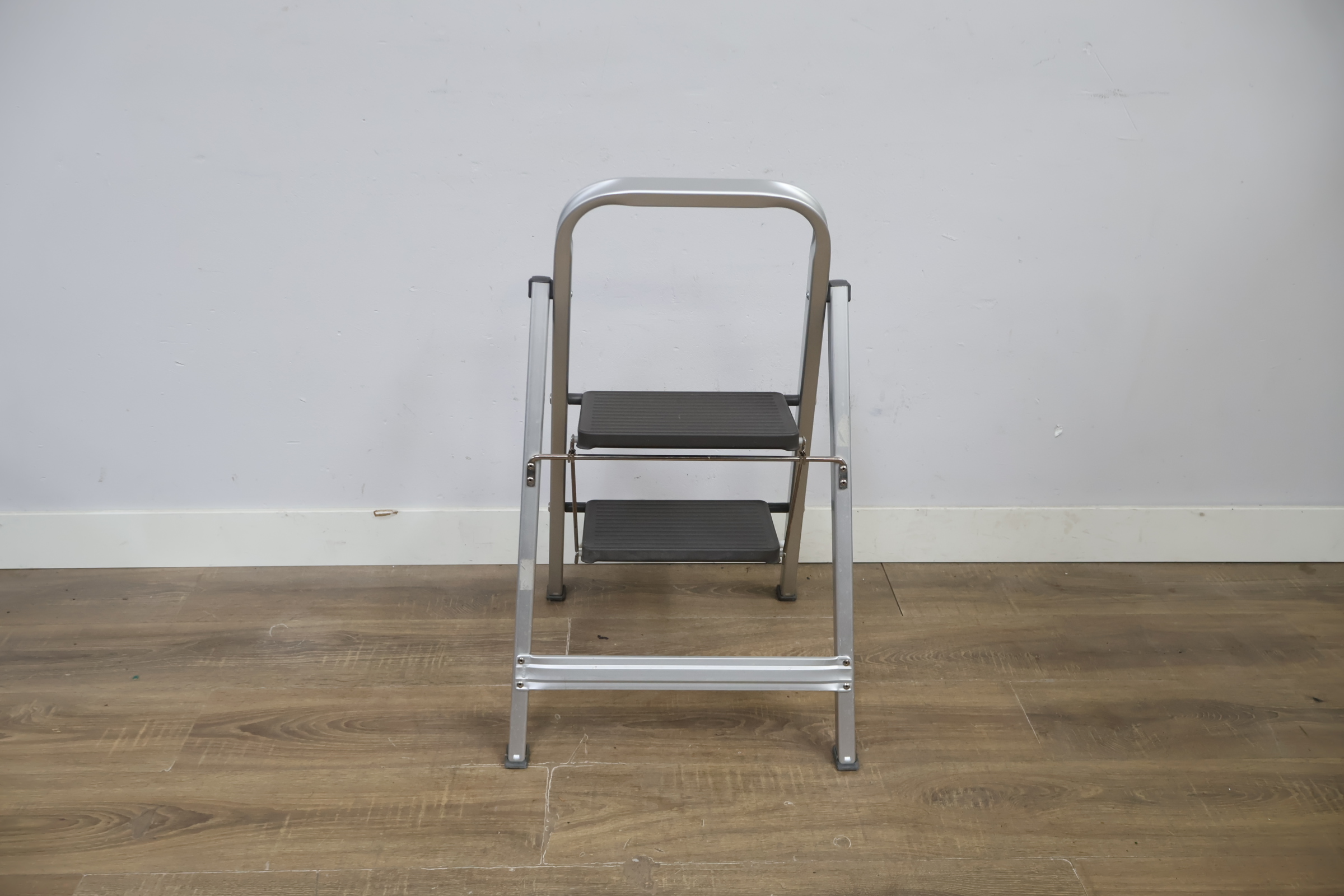 Aluminium trapladder met 2 treden – foto 5 – kavel bij GSD Auctions, Zoeterwoude