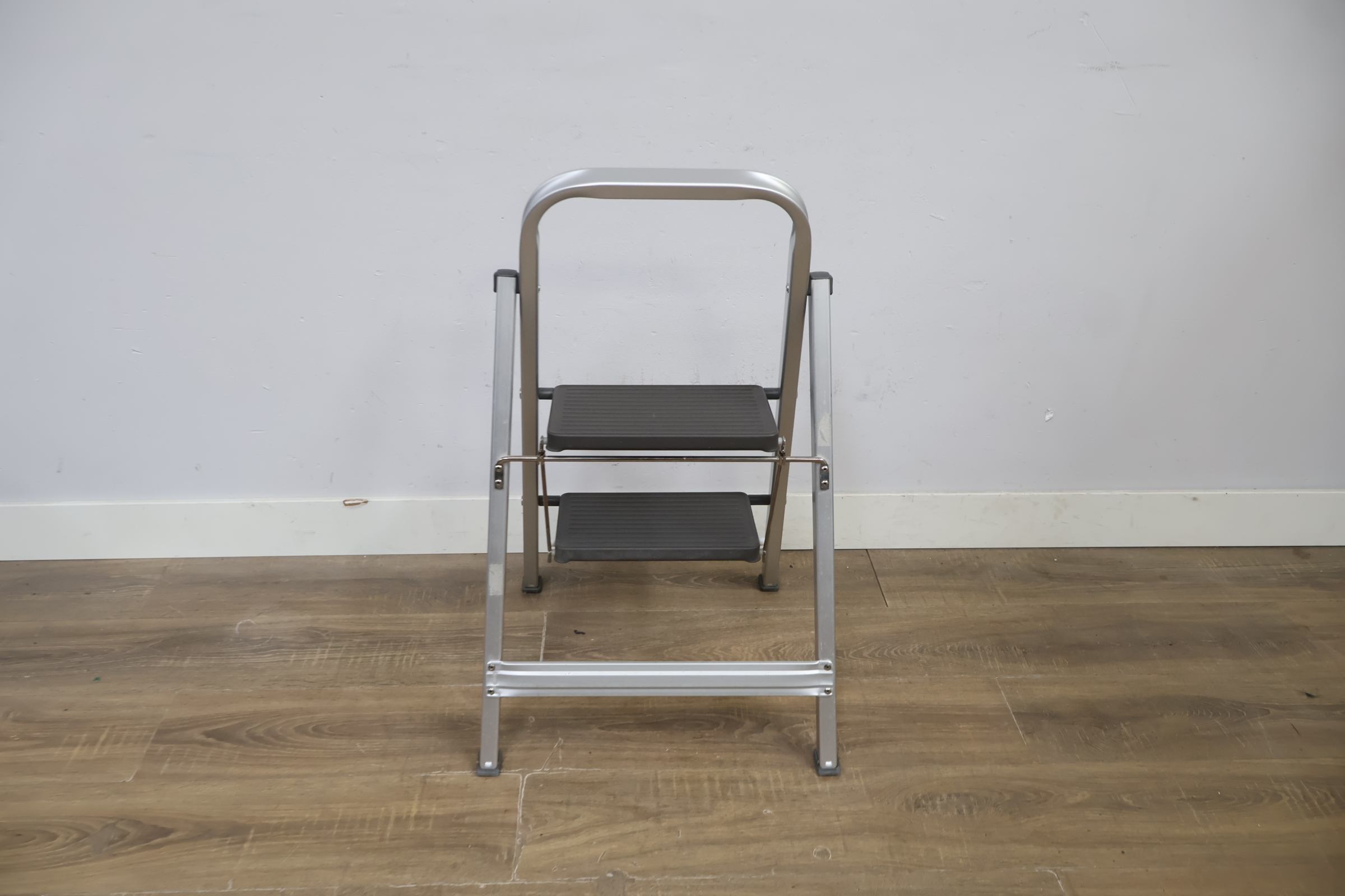 Aluminium trapladder met 2 treden – foto 6 – kavel bij GSD Auctions, Zoeterwoude