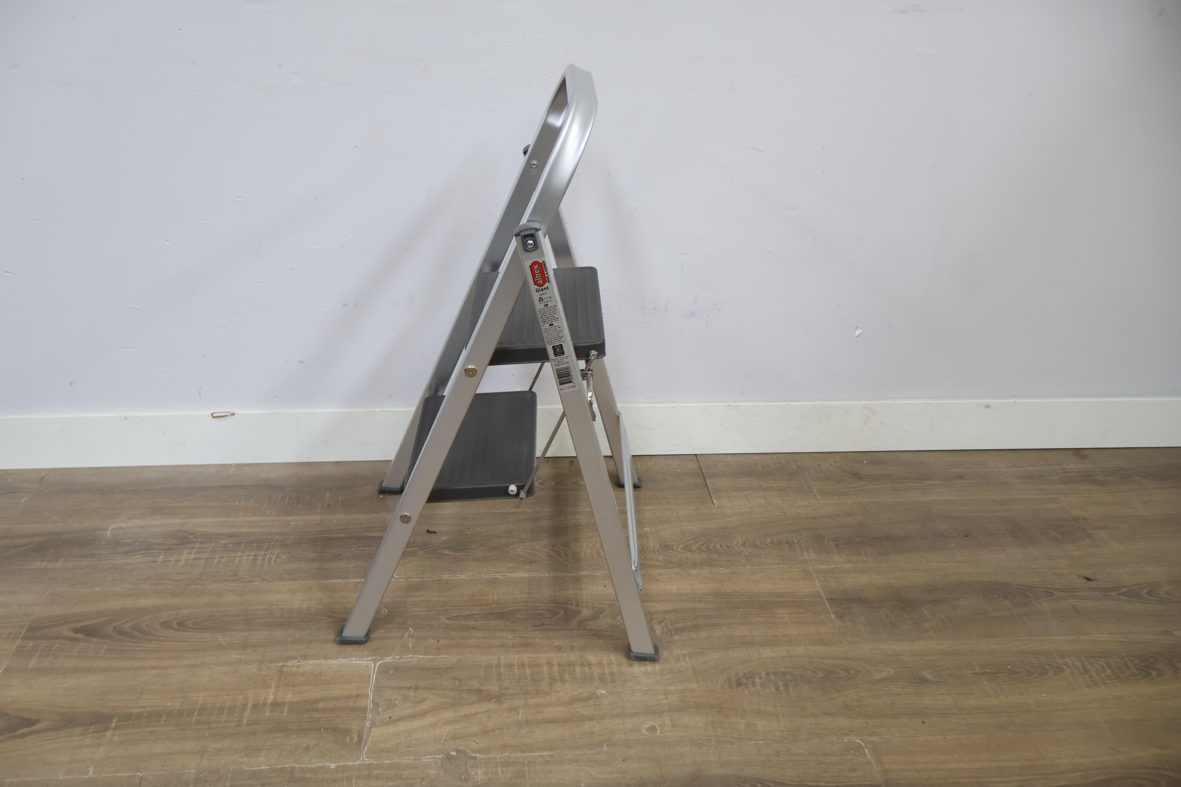 Aluminium trapladder met 2 treden – foto 8 – kavel bij GSD Auctions, Zoeterwoude