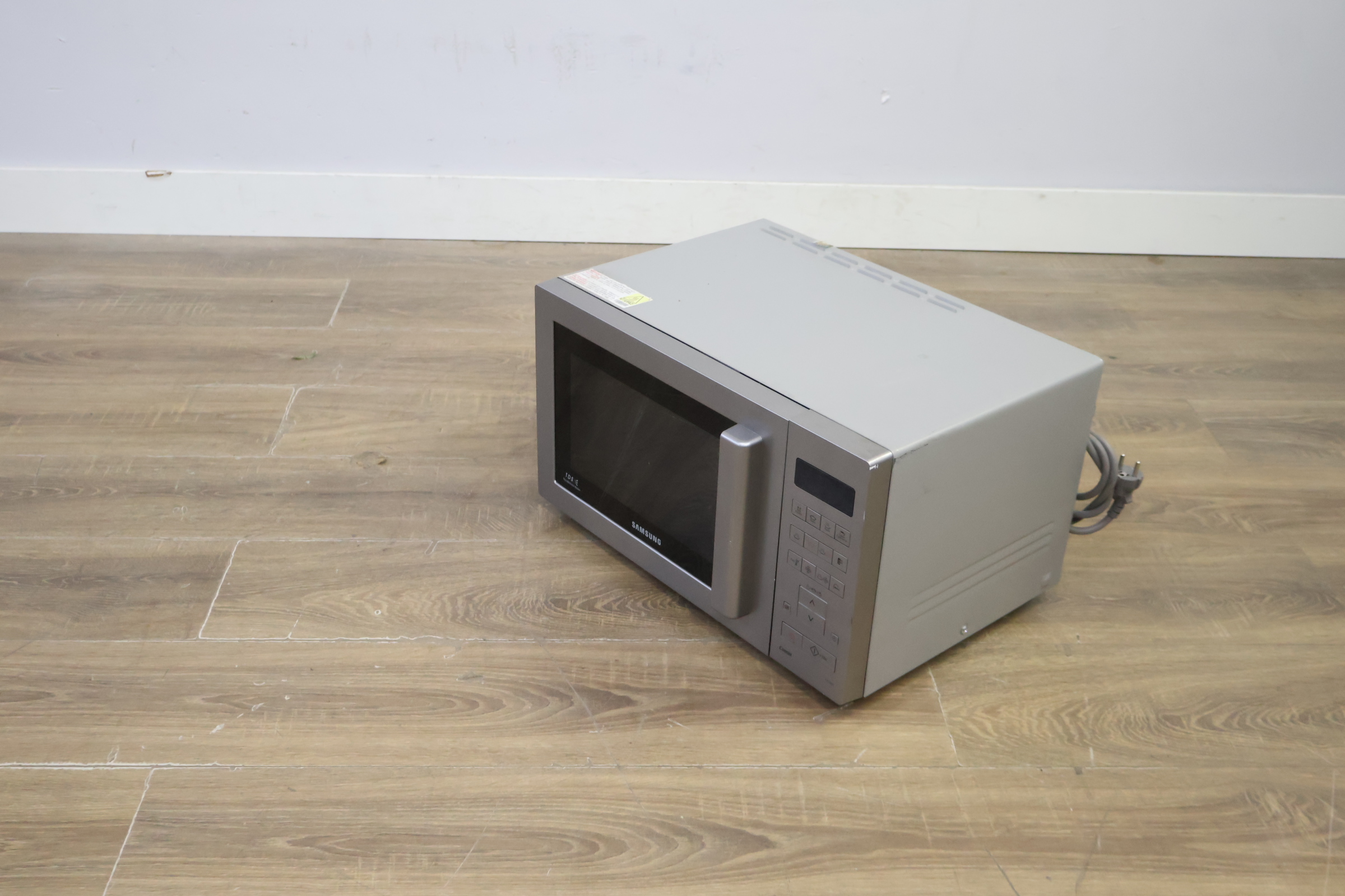 Samsung magnetron 23L zilver – foto 10 – kavel bij GSD Auctions, Zoeterwoude