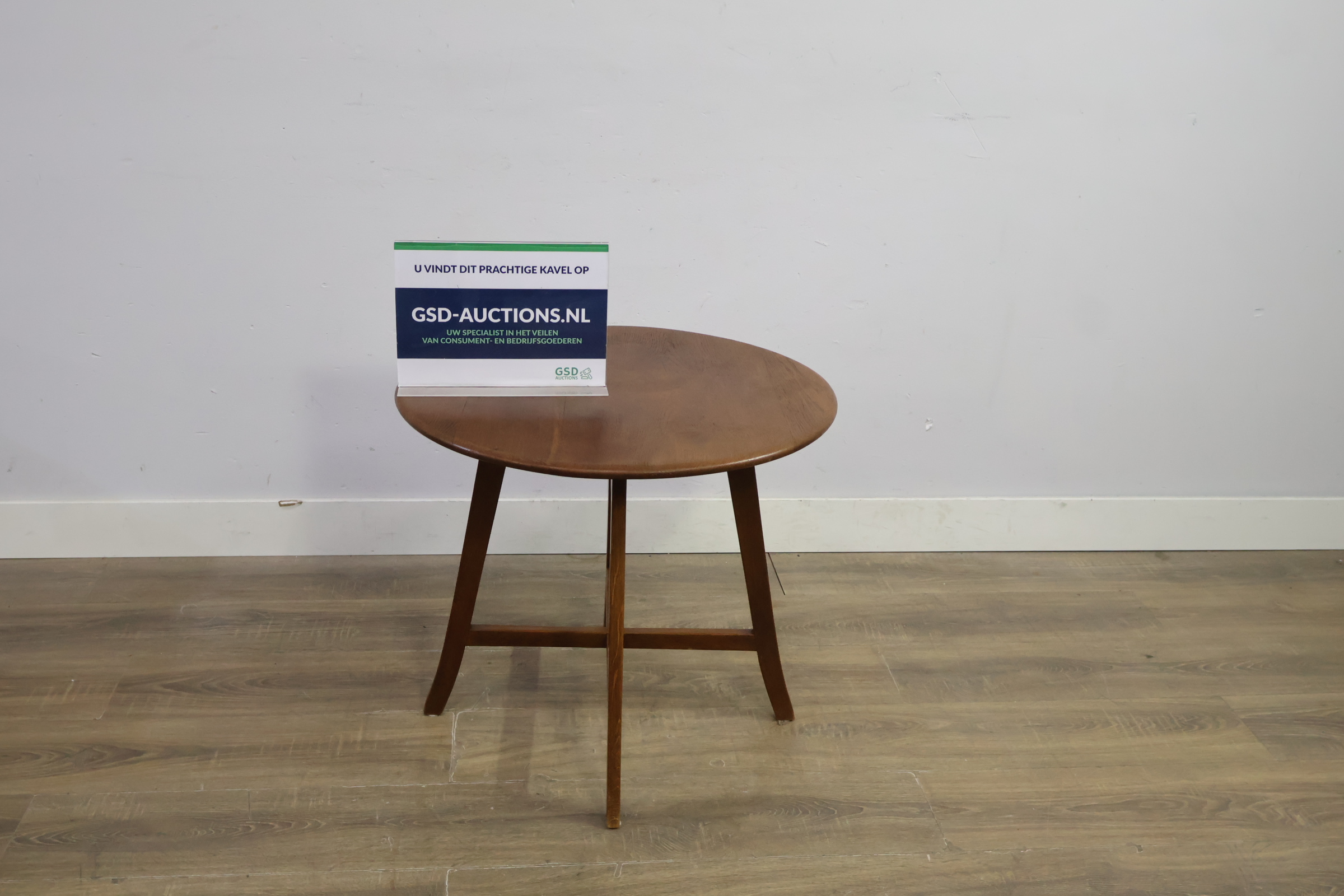 Rond houten salontafeltje met drie poten – kavel bij GSD Auctions, Zoeterwoude