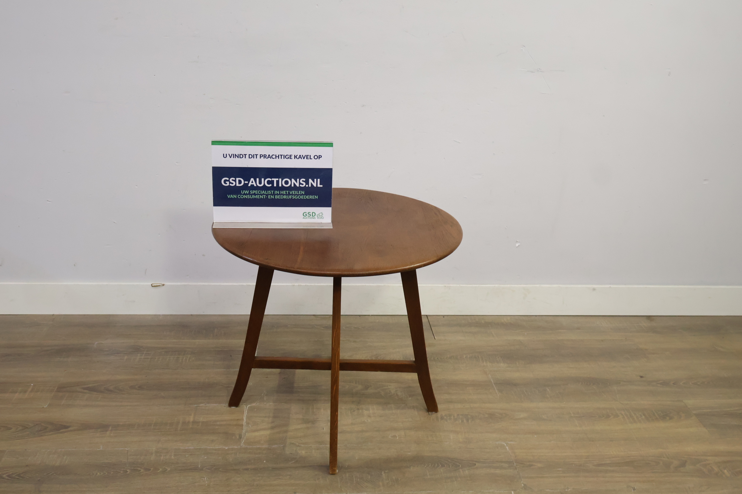 Rond houten salontafeltje met drie poten – foto 2 – kavel bij GSD Auctions, Zoeterwoude