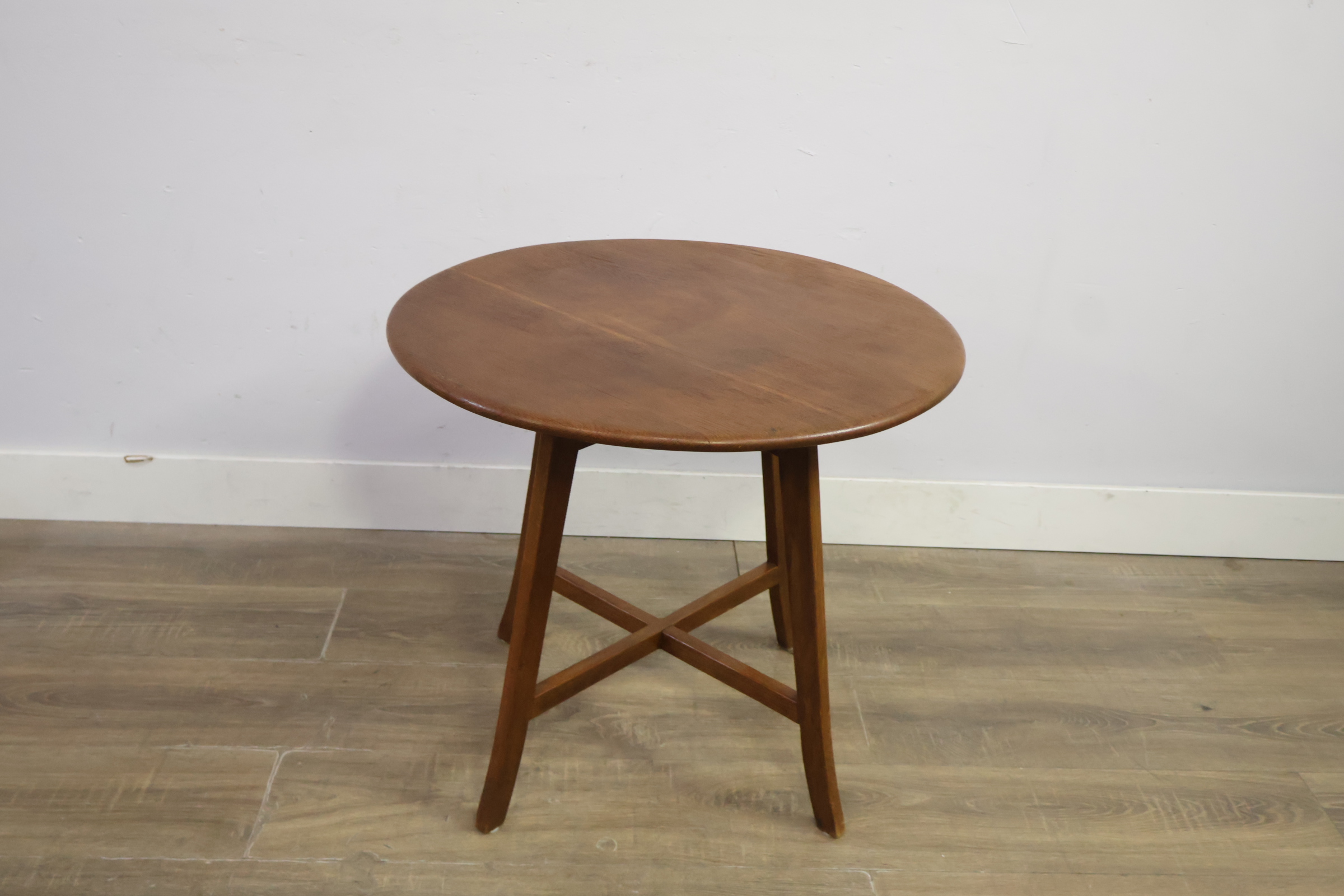 Rond houten salontafeltje met drie poten – foto 3 – kavel bij GSD Auctions, Zoeterwoude