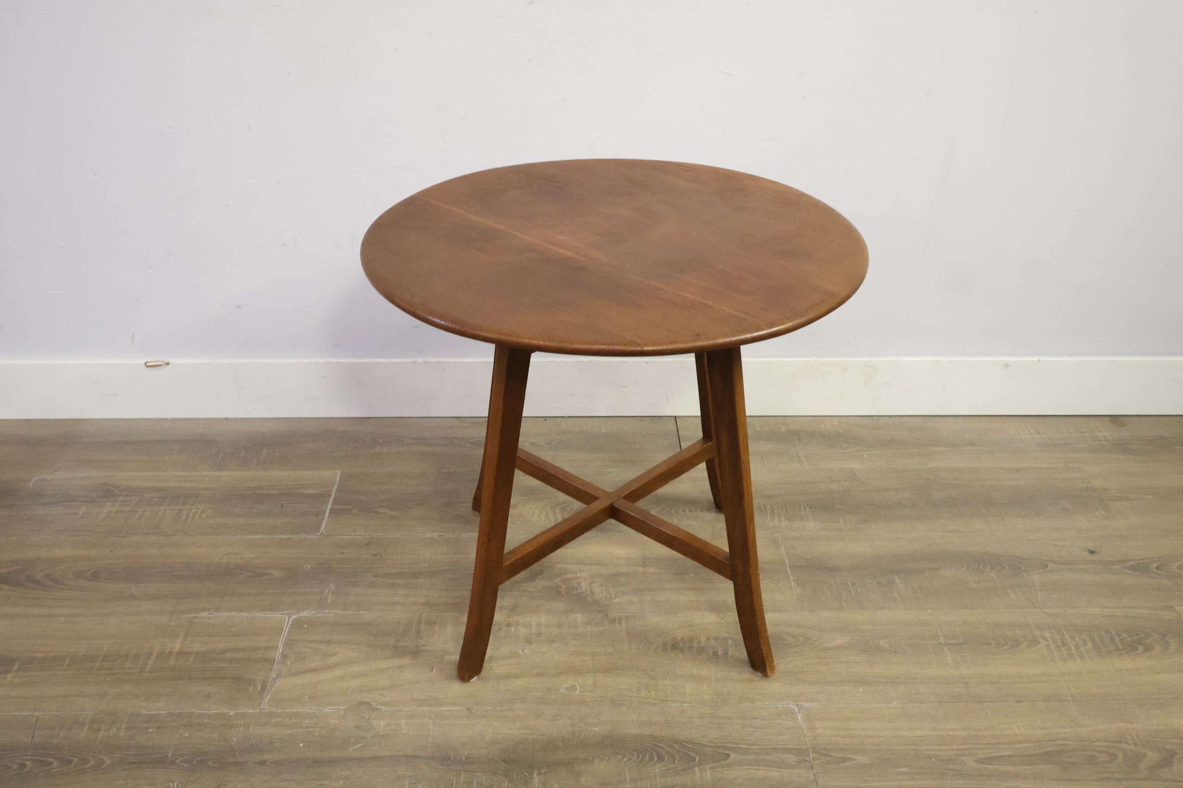 Rond houten salontafeltje met drie poten – foto 4 – kavel bij GSD Auctions, Zoeterwoude