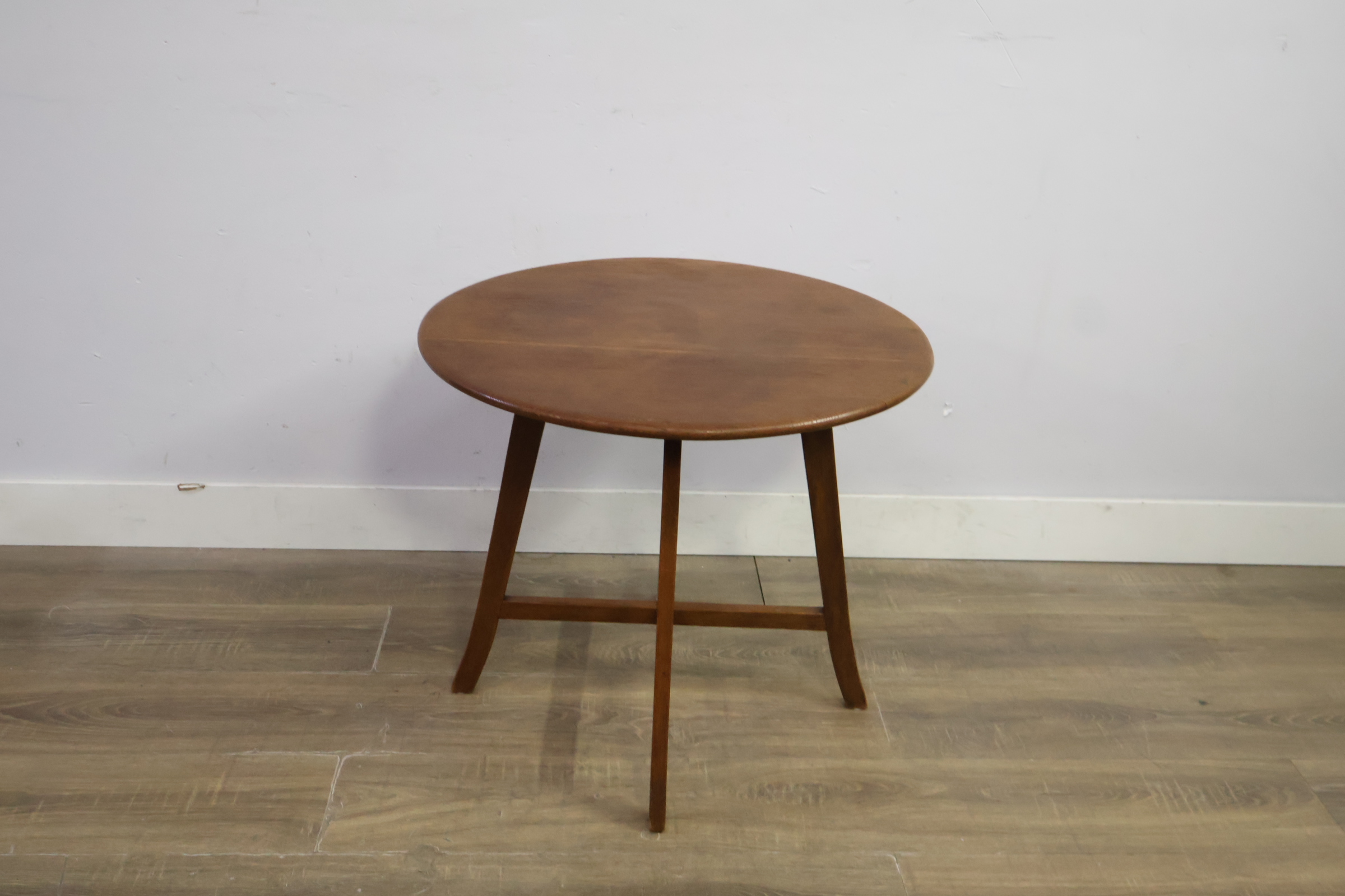 Rond houten salontafeltje met drie poten – foto 5 – kavel bij GSD Auctions, Zoeterwoude