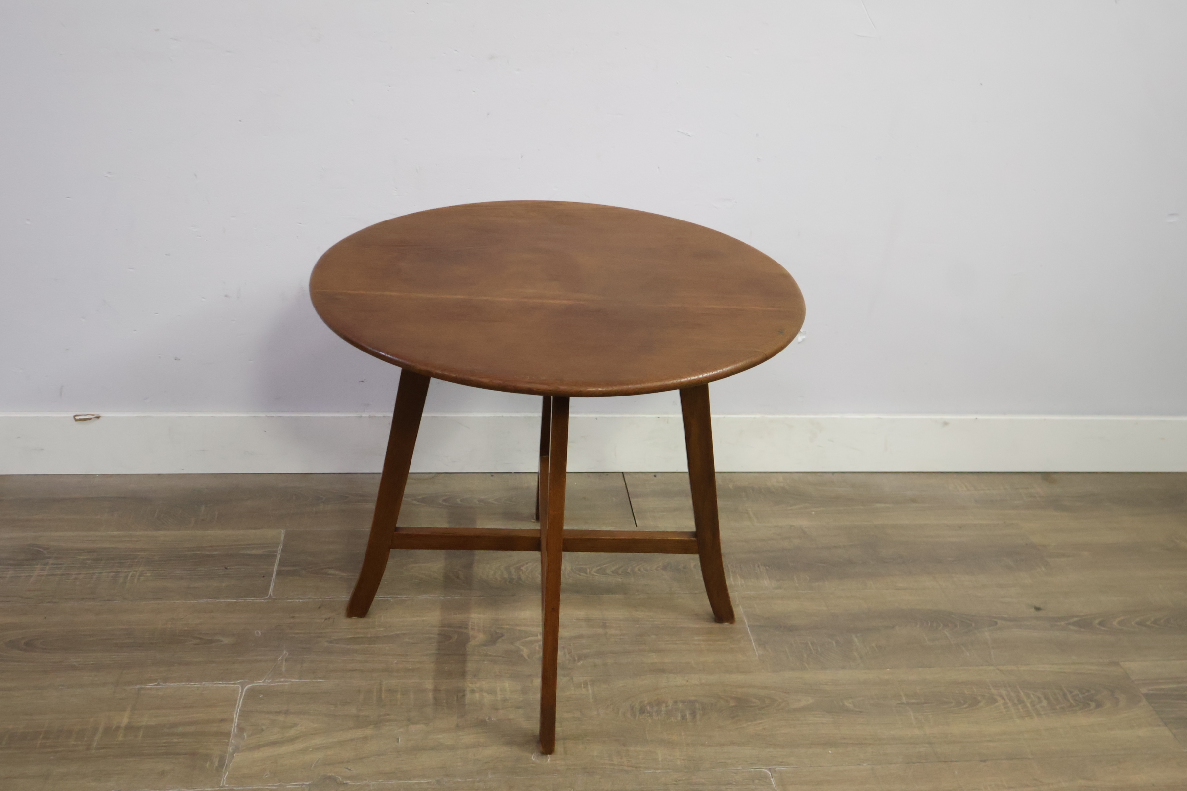 Rond houten salontafeltje met drie poten – foto 6 – kavel bij GSD Auctions, Zoeterwoude