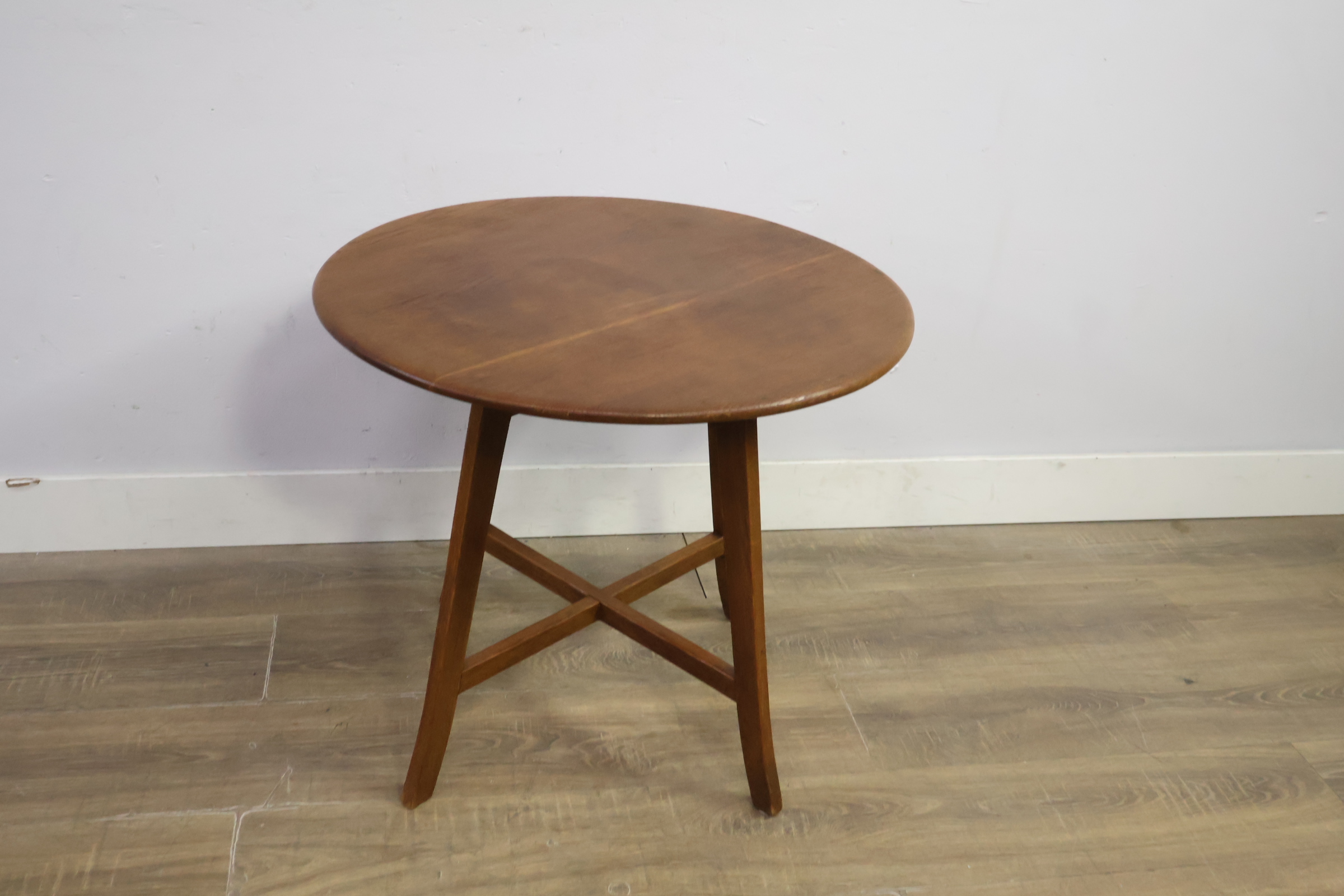 Rond houten salontafeltje met drie poten – foto 7 – kavel bij GSD Auctions, Zoeterwoude