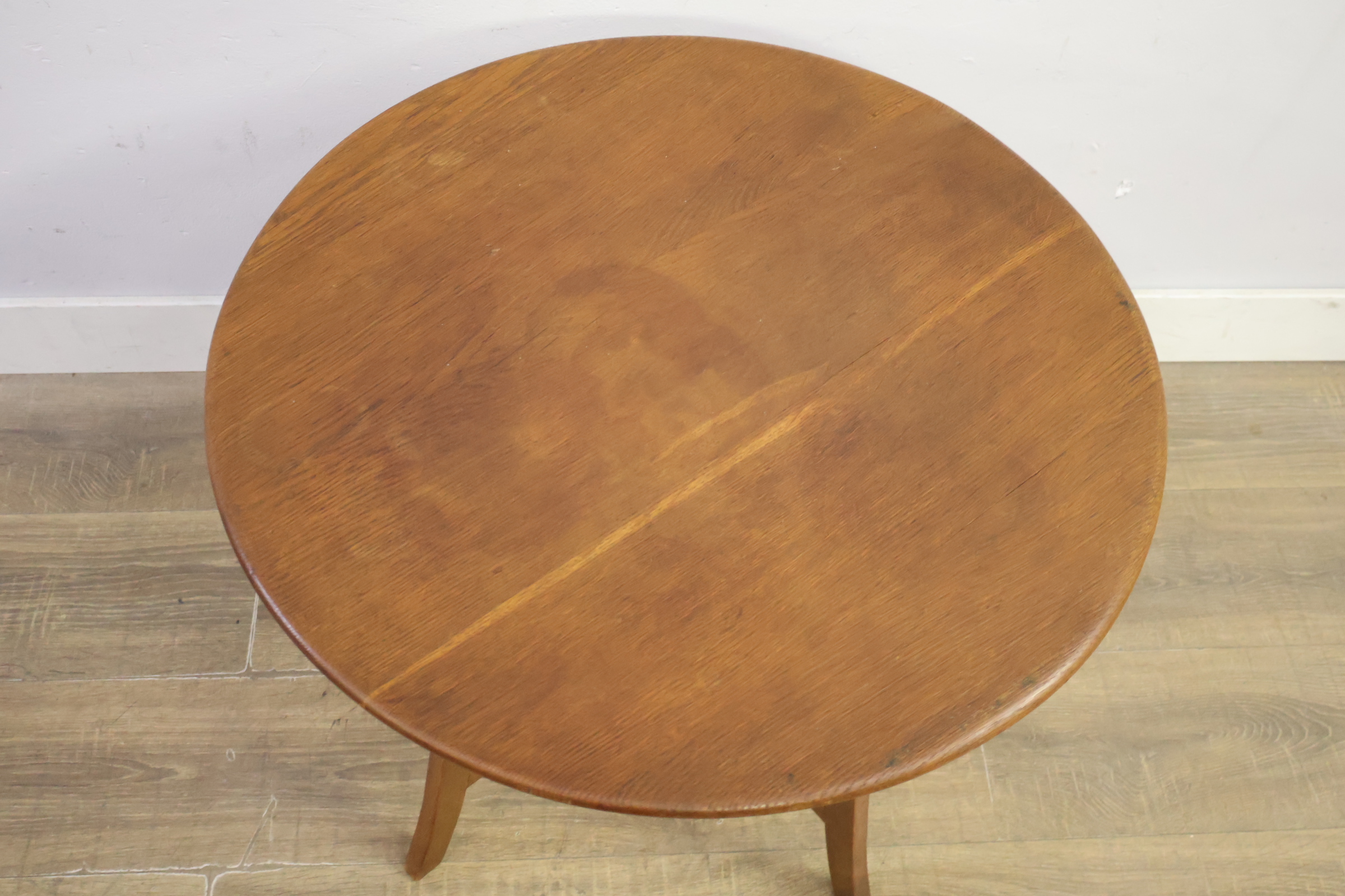 Rond houten salontafeltje met drie poten – foto 8 – kavel bij GSD Auctions, Zoeterwoude