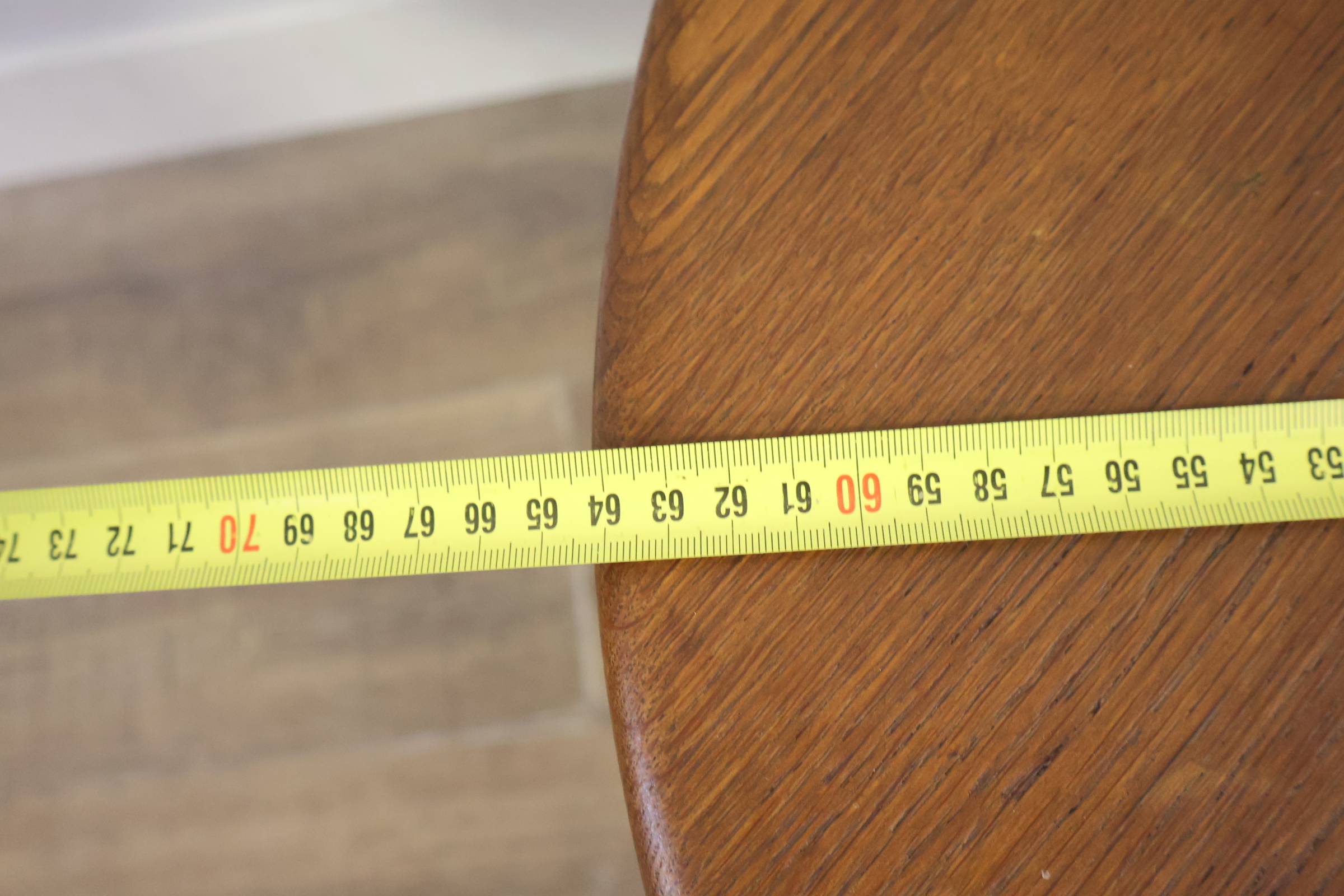Rond houten salontafeltje met drie poten – foto 10 – kavel bij GSD Auctions, Zoeterwoude