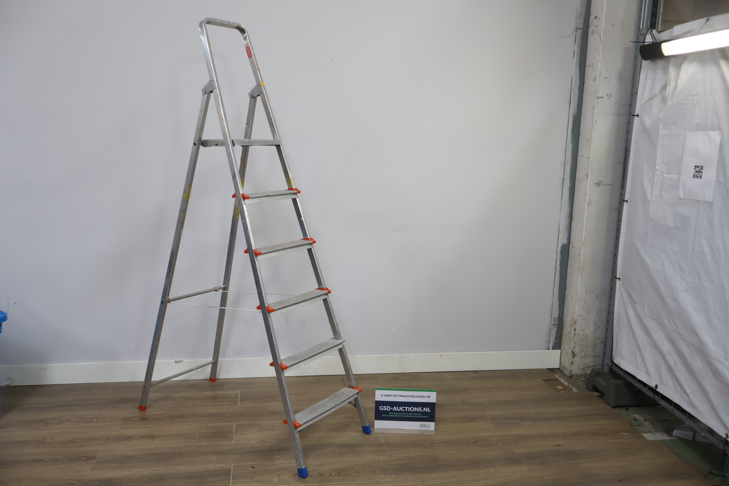 Aluminium vouwladder 6 treden – foto 2 – kavel bij GSD Auctions, Zoeterwoude