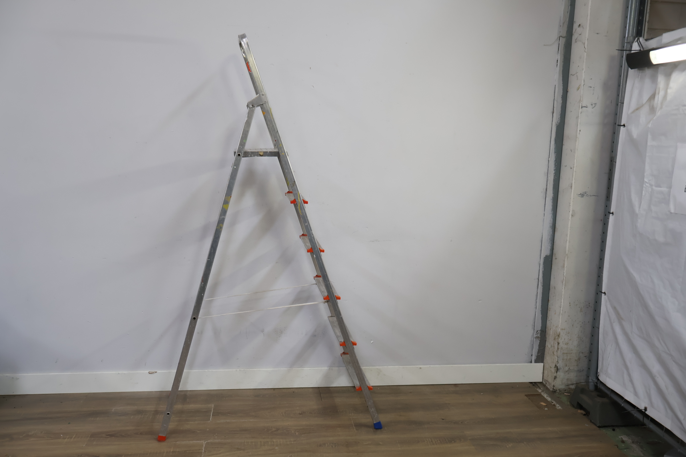Aluminium vouwladder 6 treden – foto 3 – kavel bij GSD Auctions, Zoeterwoude
