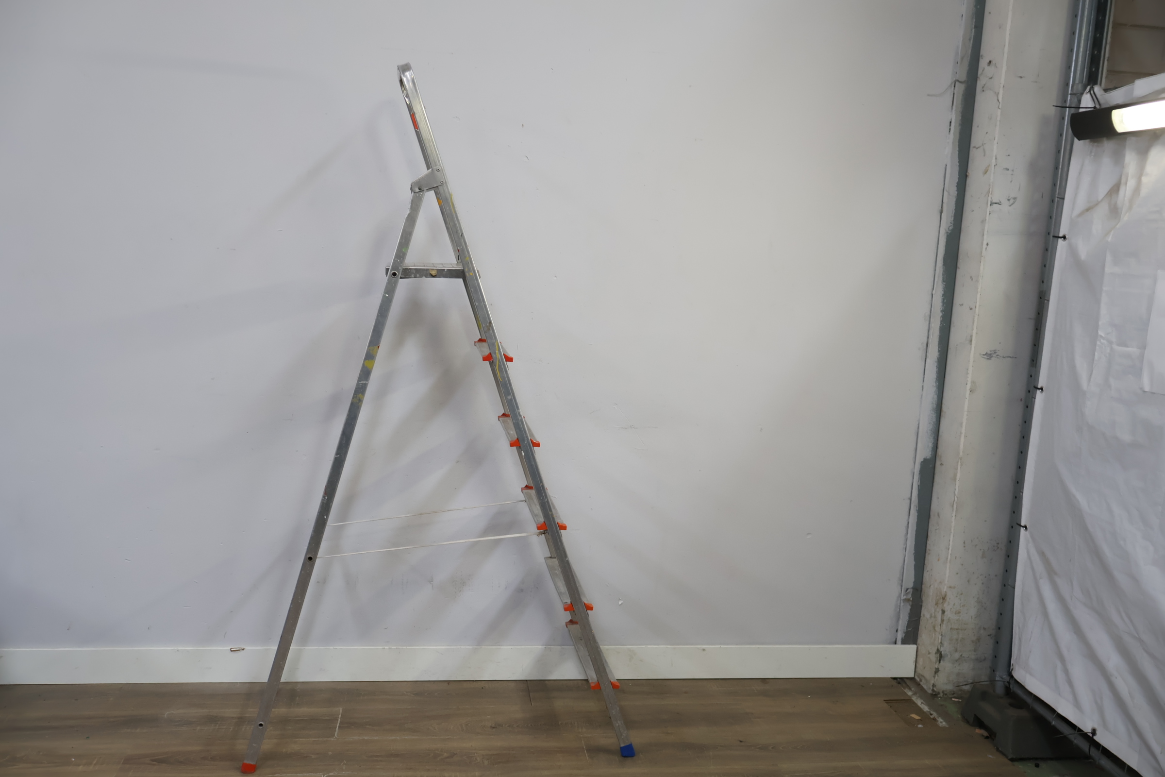 Aluminium vouwladder 6 treden – foto 4 – kavel bij GSD Auctions, Zoeterwoude