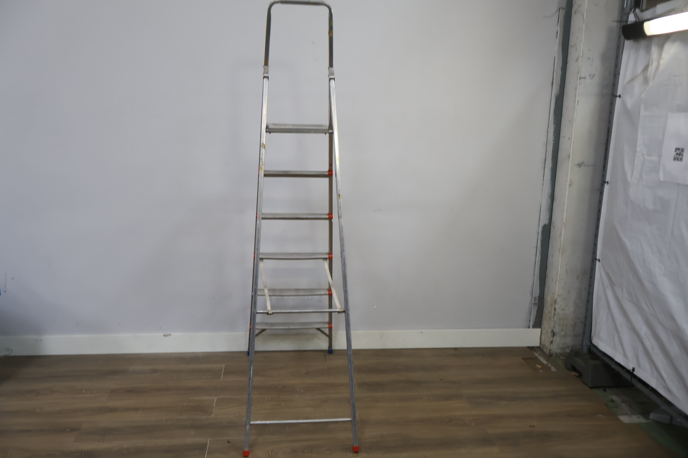 Aluminium vouwladder 6 treden – foto 6 – kavel bij GSD Auctions, Zoeterwoude
