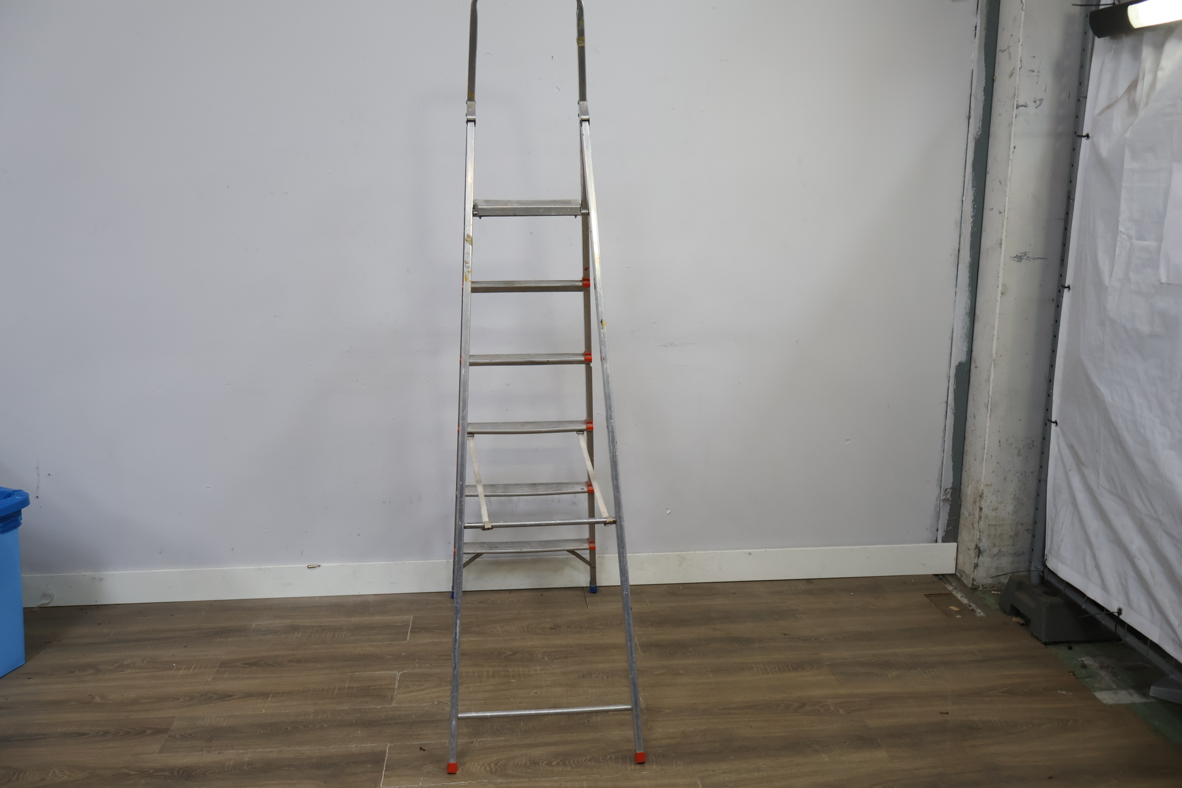 Aluminium vouwladder 6 treden – foto 7 – kavel bij GSD Auctions, Zoeterwoude