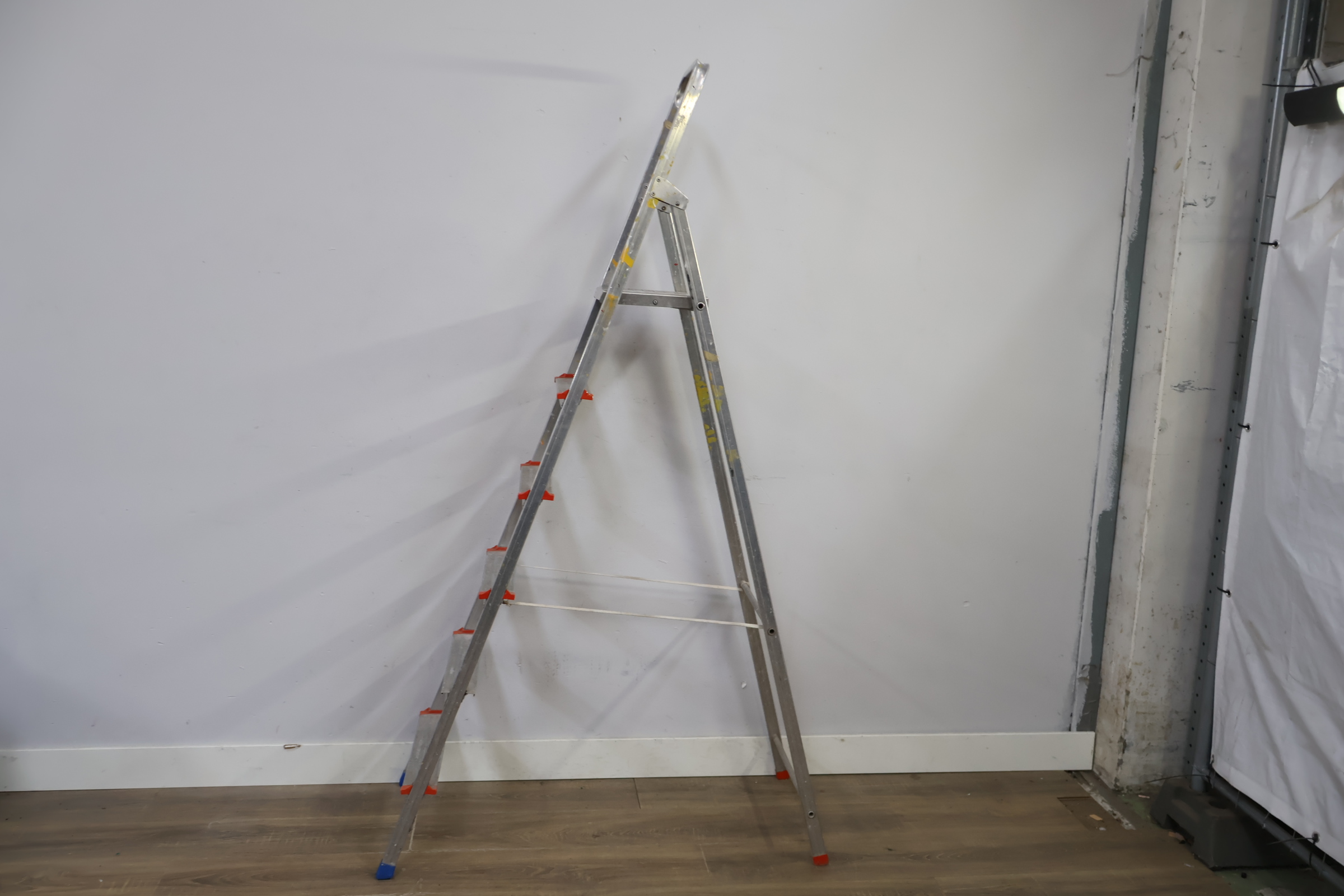 Aluminium vouwladder 6 treden – foto 8 – kavel bij GSD Auctions, Zoeterwoude