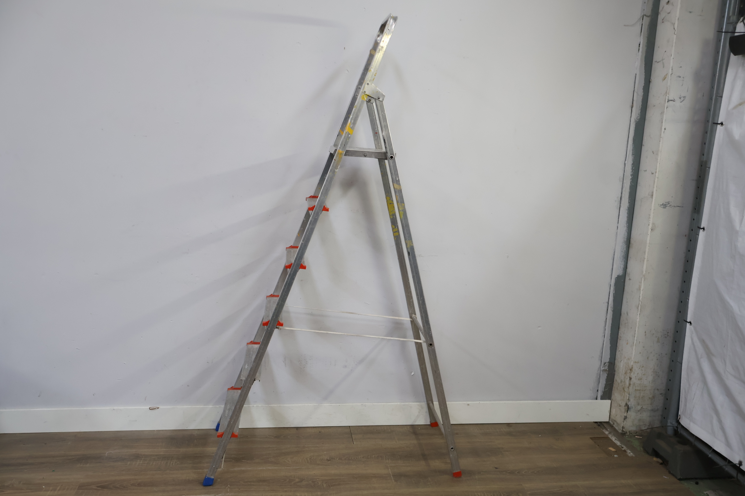Aluminium vouwladder 6 treden – foto 9 – kavel bij GSD Auctions, Zoeterwoude