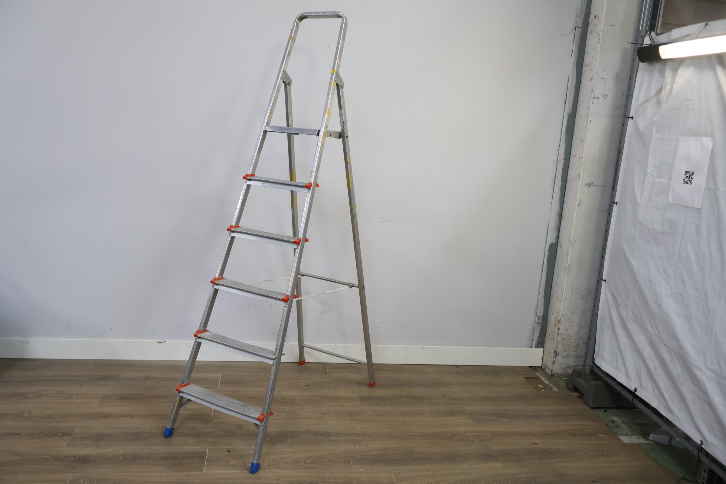 Aluminium vouwladder 6 treden – foto 10 – kavel bij GSD Auctions, Zoeterwoude