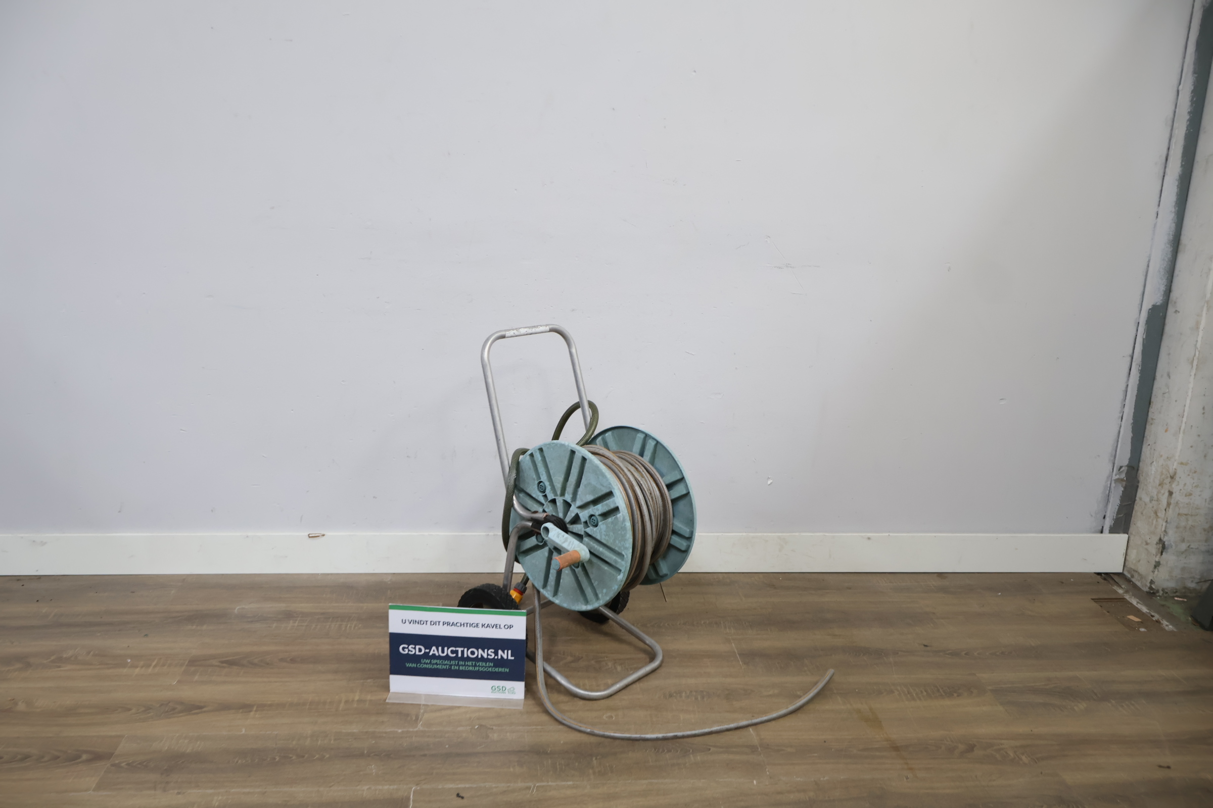 Tuinslang met haspel en metalen frame – foto 2 – kavel bij GSD Auctions, Zoeterwoude