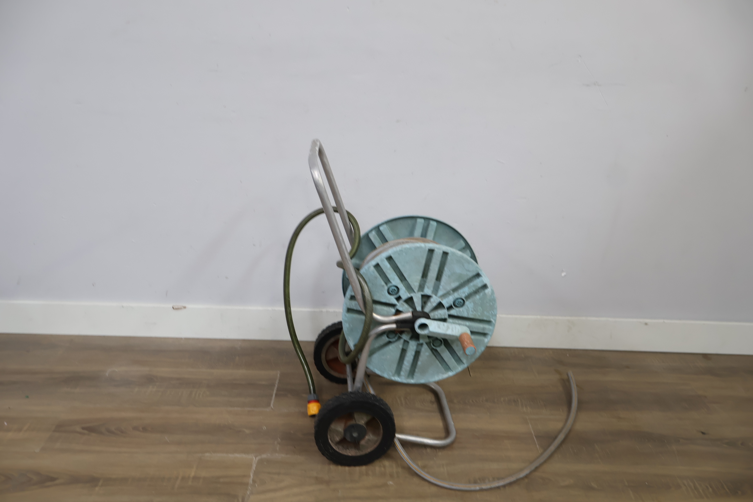 Tuinslang met haspel en metalen frame – foto 3 – kavel bij GSD Auctions, Zoeterwoude