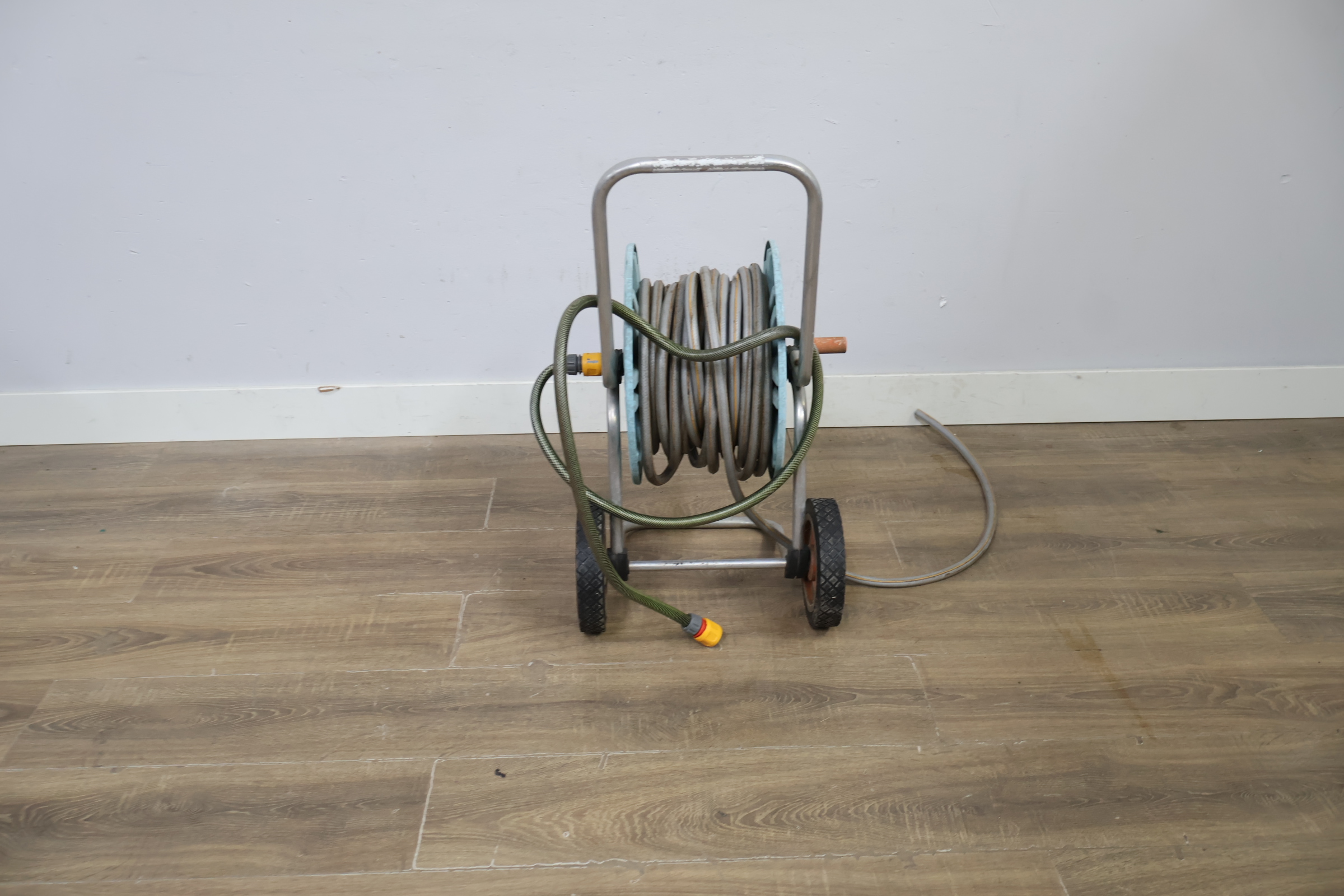 Tuinslang met haspel en metalen frame – foto 4 – kavel bij GSD Auctions, Zoeterwoude