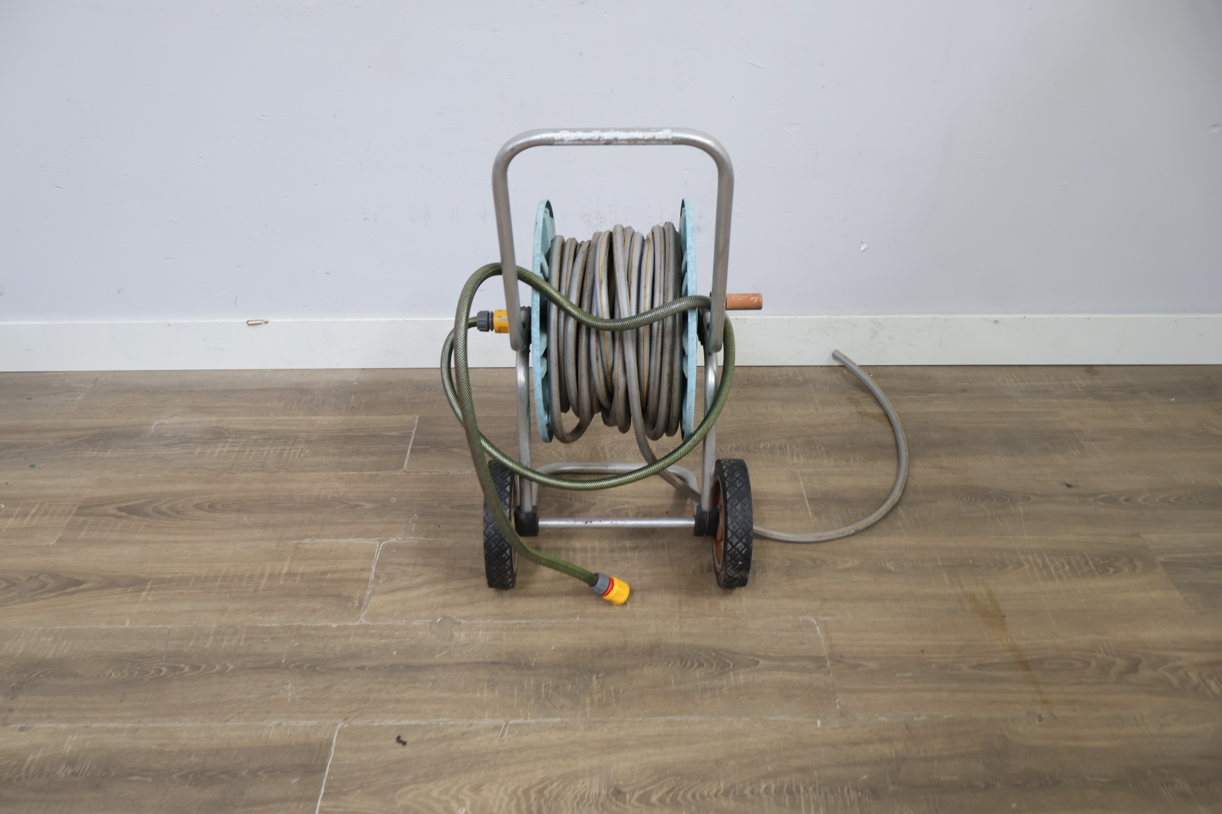 Tuinslang met haspel en metalen frame – foto 5 – kavel bij GSD Auctions, Zoeterwoude