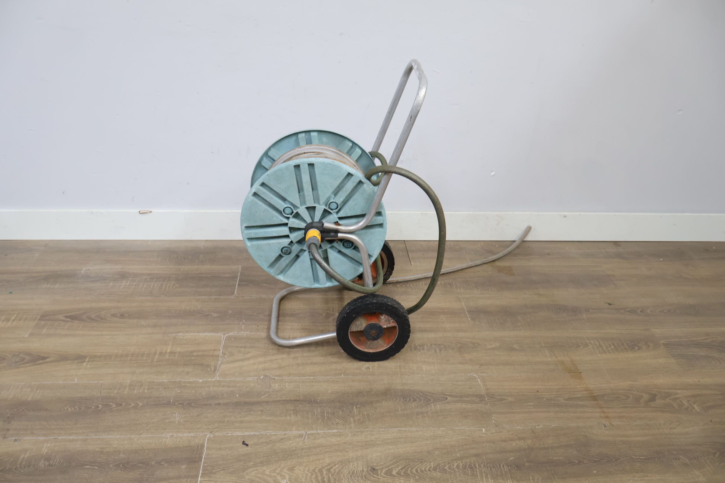 Tuinslang met haspel en metalen frame – foto 6 – kavel bij GSD Auctions, Zoeterwoude