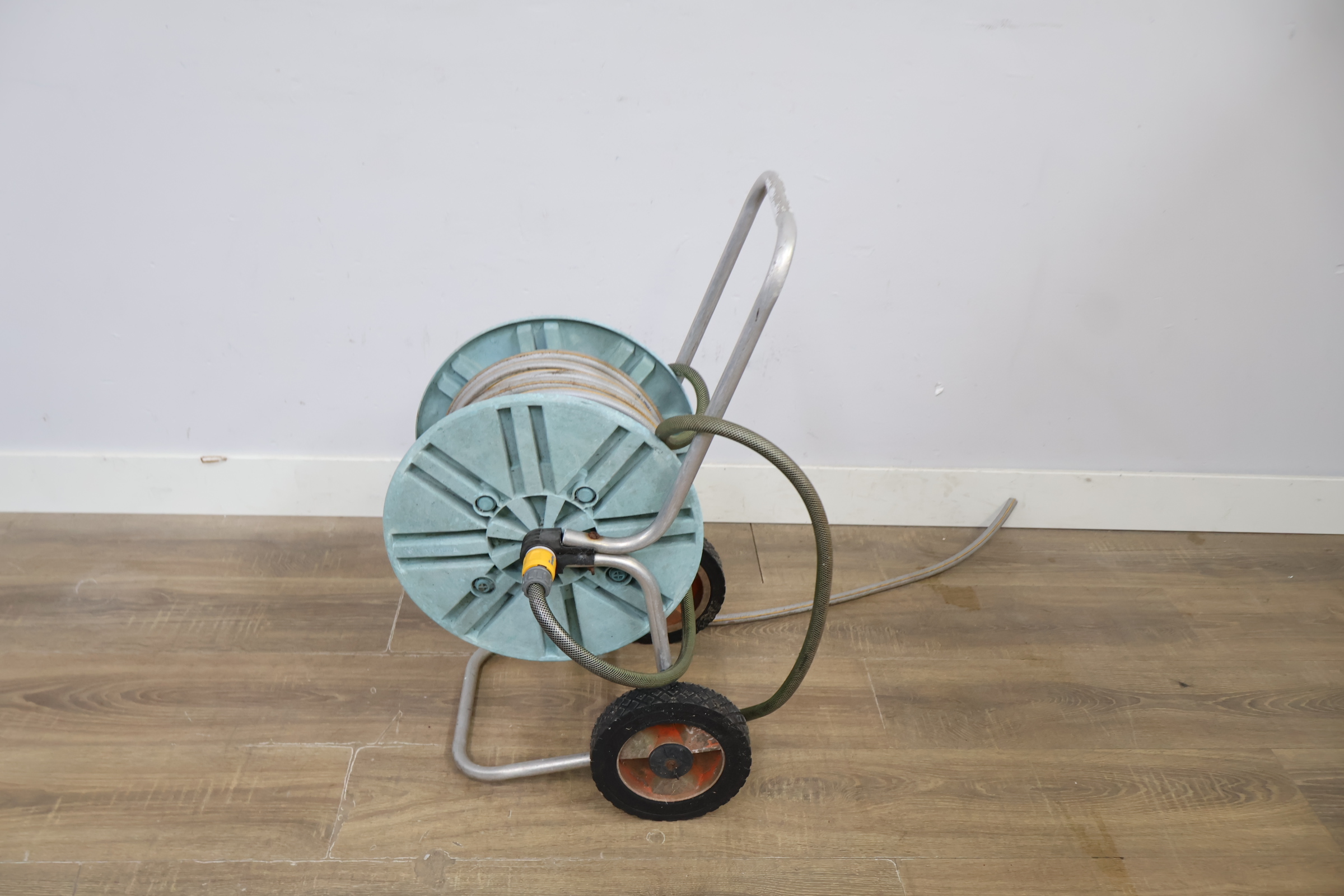 Tuinslang met haspel en metalen frame – foto 7 – kavel bij GSD Auctions, Zoeterwoude