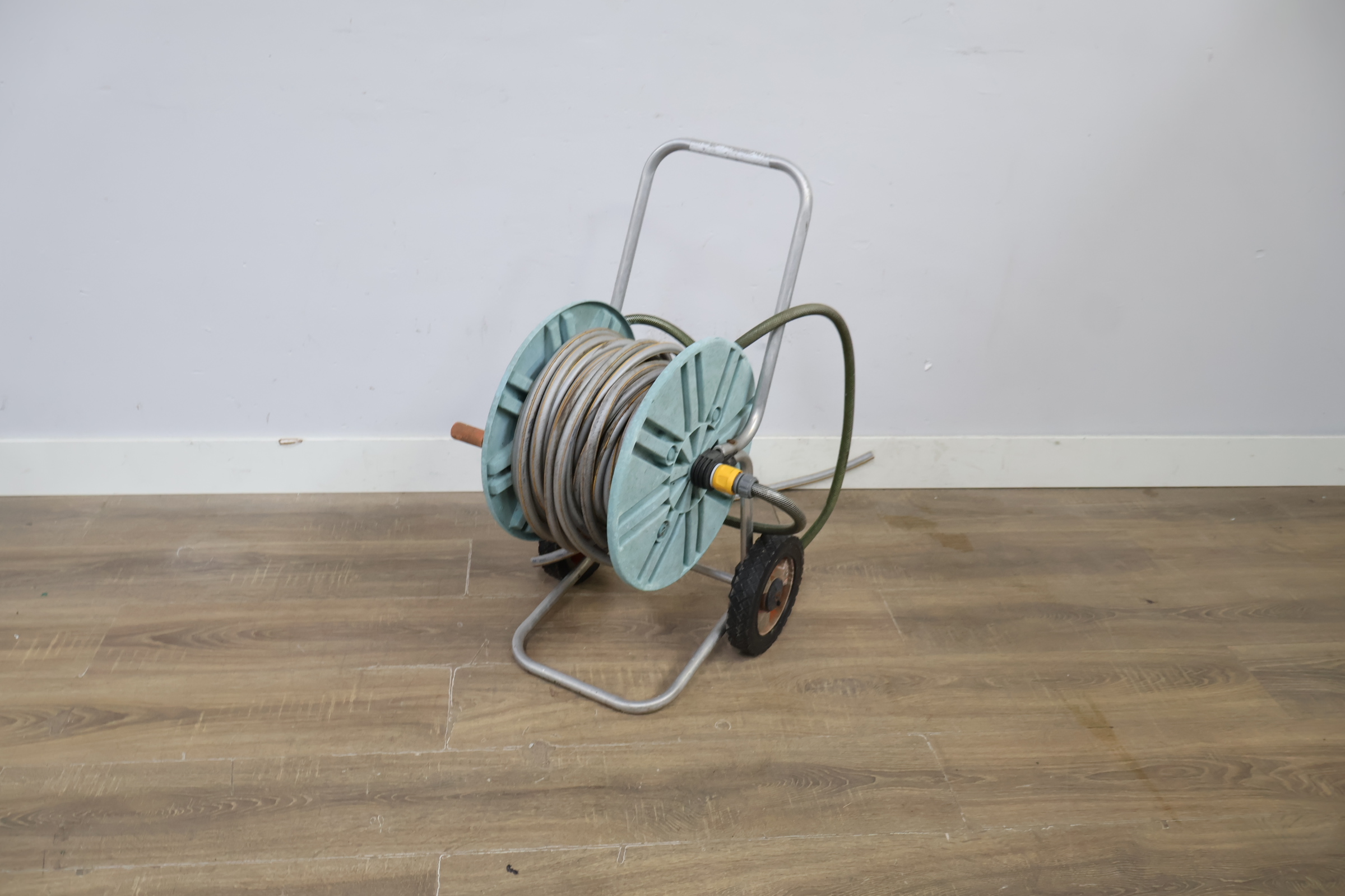 Tuinslang met haspel en metalen frame – foto 8 – kavel bij GSD Auctions, Zoeterwoude